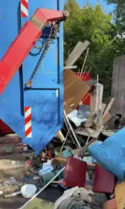 Sperrmüll und verschiedene Abfallarten neben einem Entsorgungscontainer bei einer Haushaltsauflösung
