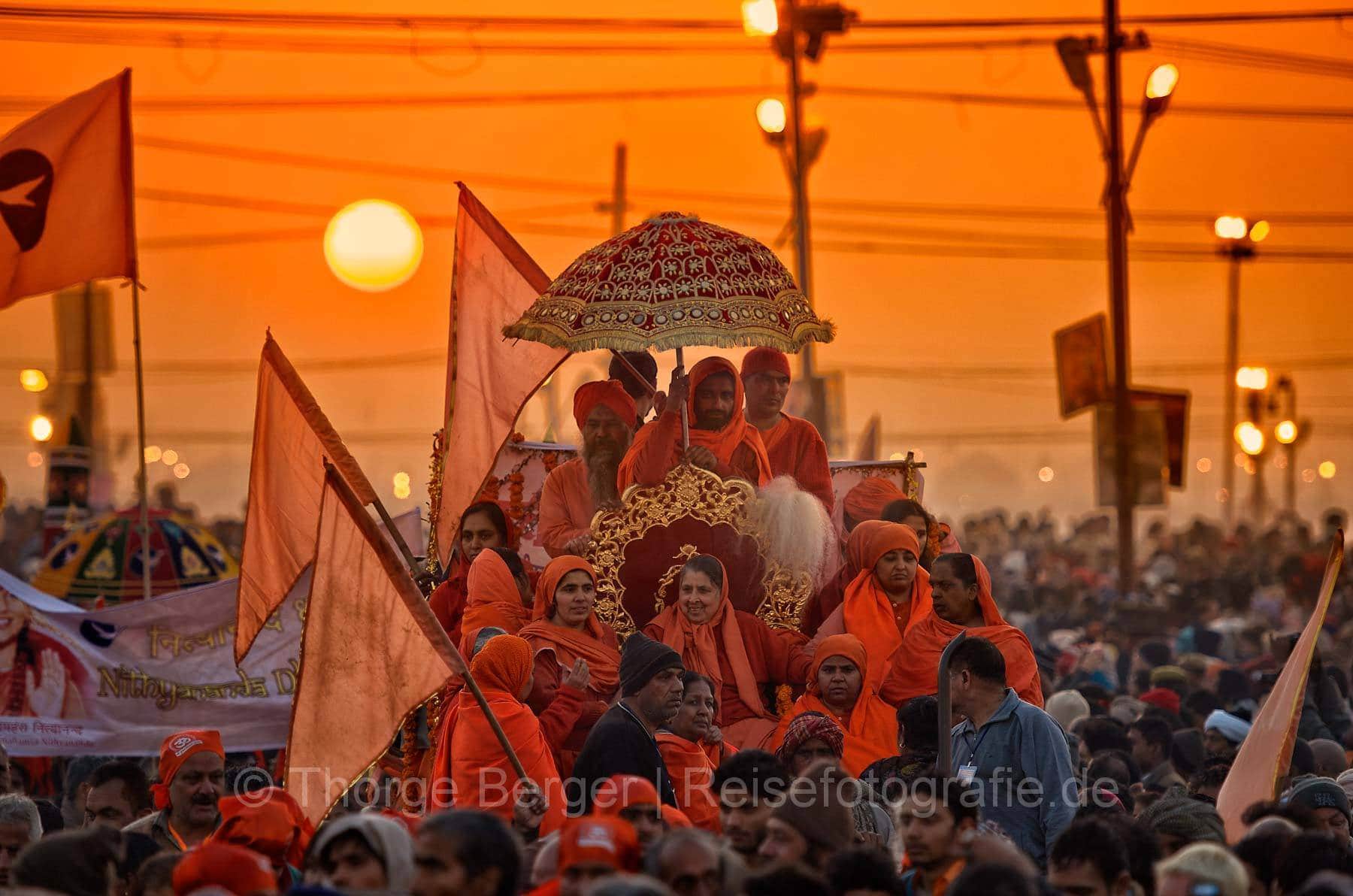 Parade auf dem Sangam - Kumbh Mela 2013 in Allahabad