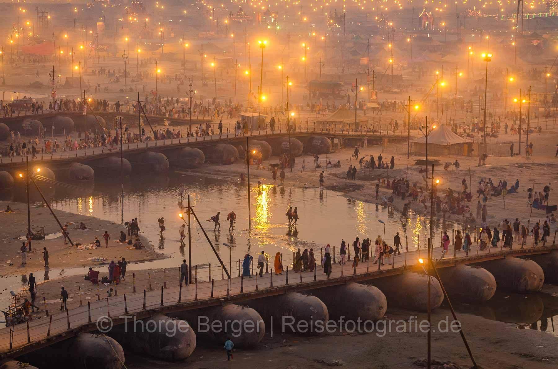 POntobrücken über den Ganges -  Kumbh Mela 2013 in Allhabad