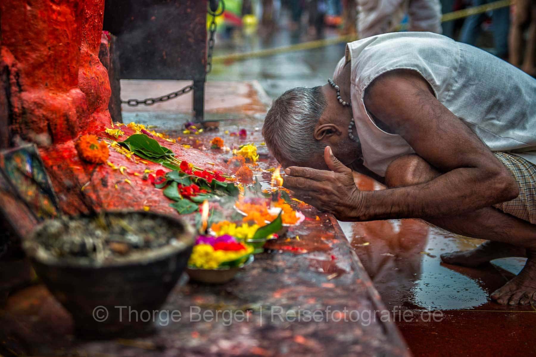 Mann beim Gebet während der Kumbh Mela in Nashik 2015