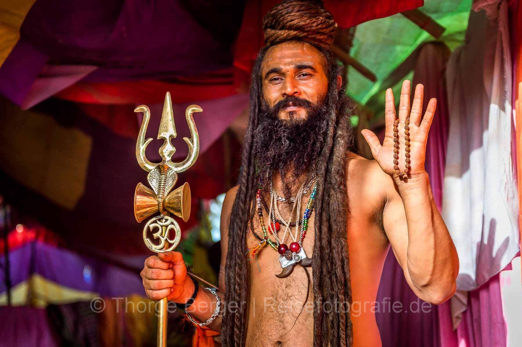Sadhu mit Dreizack auf der  Kumbh Mela in Ujjain 2016