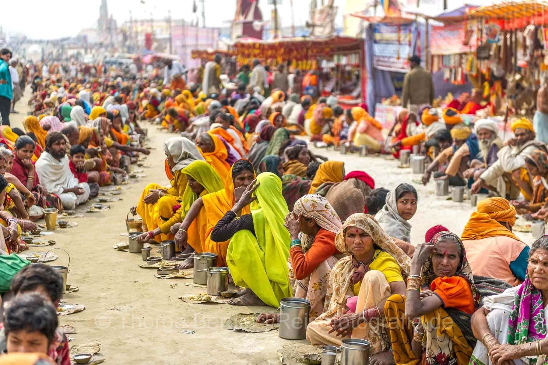 Pilger warten auf eine kostenlose Speisung - Kumbh Mela 2013 in Allhabad