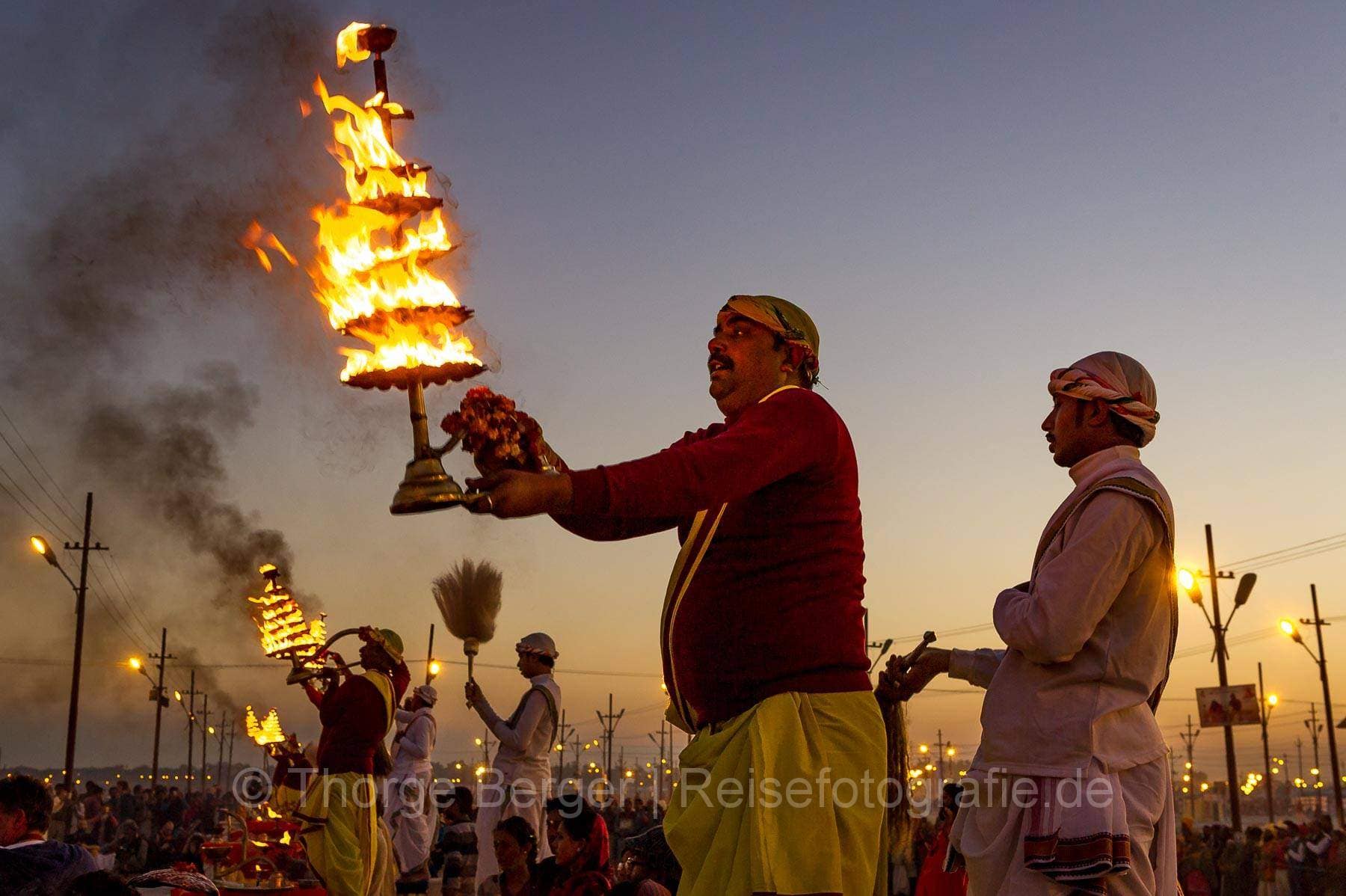 Abendgebet auf der  Kumbh Mela in Allhabad 2013
