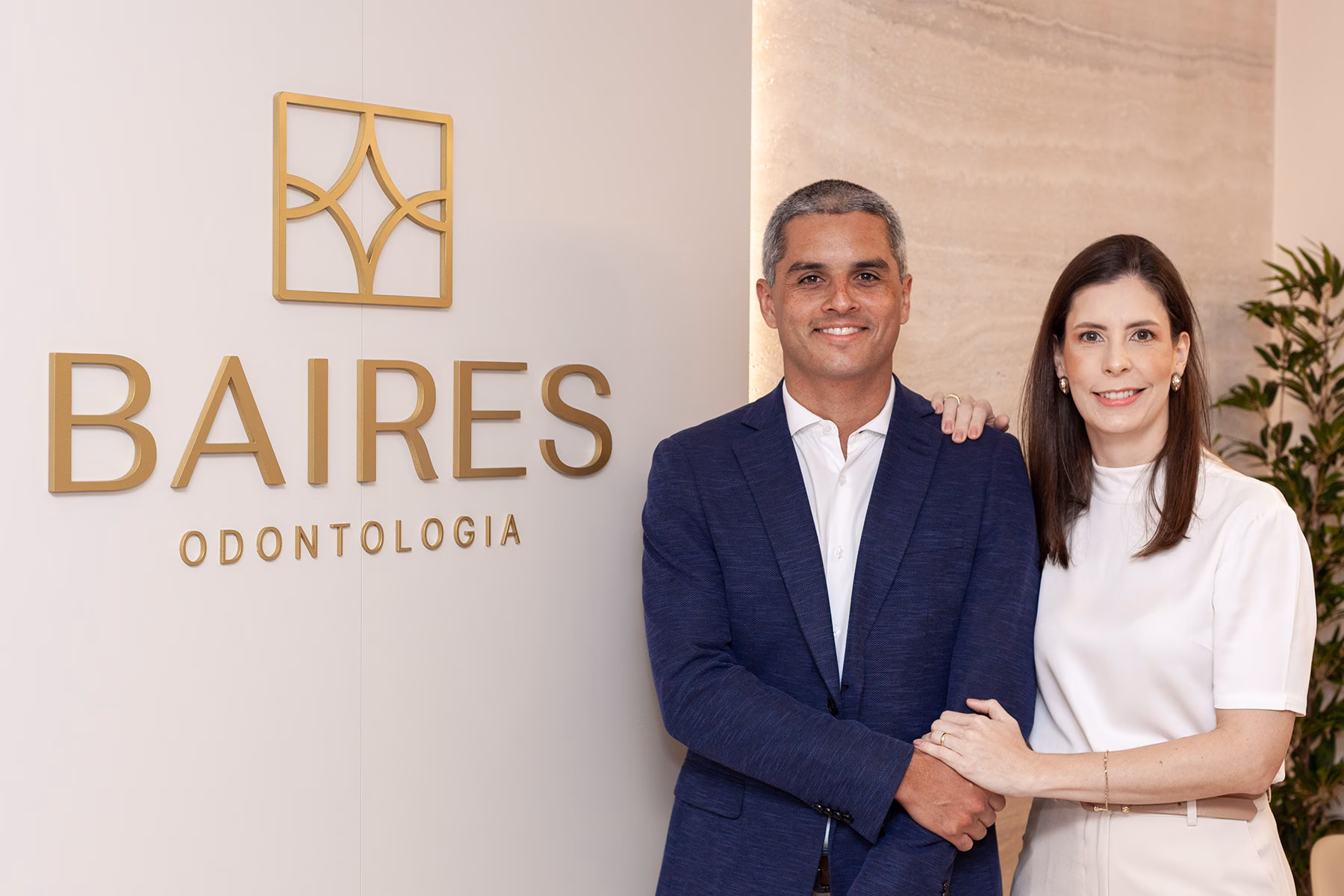 Casal de dentistas na inauguração da Baires Odontologia
