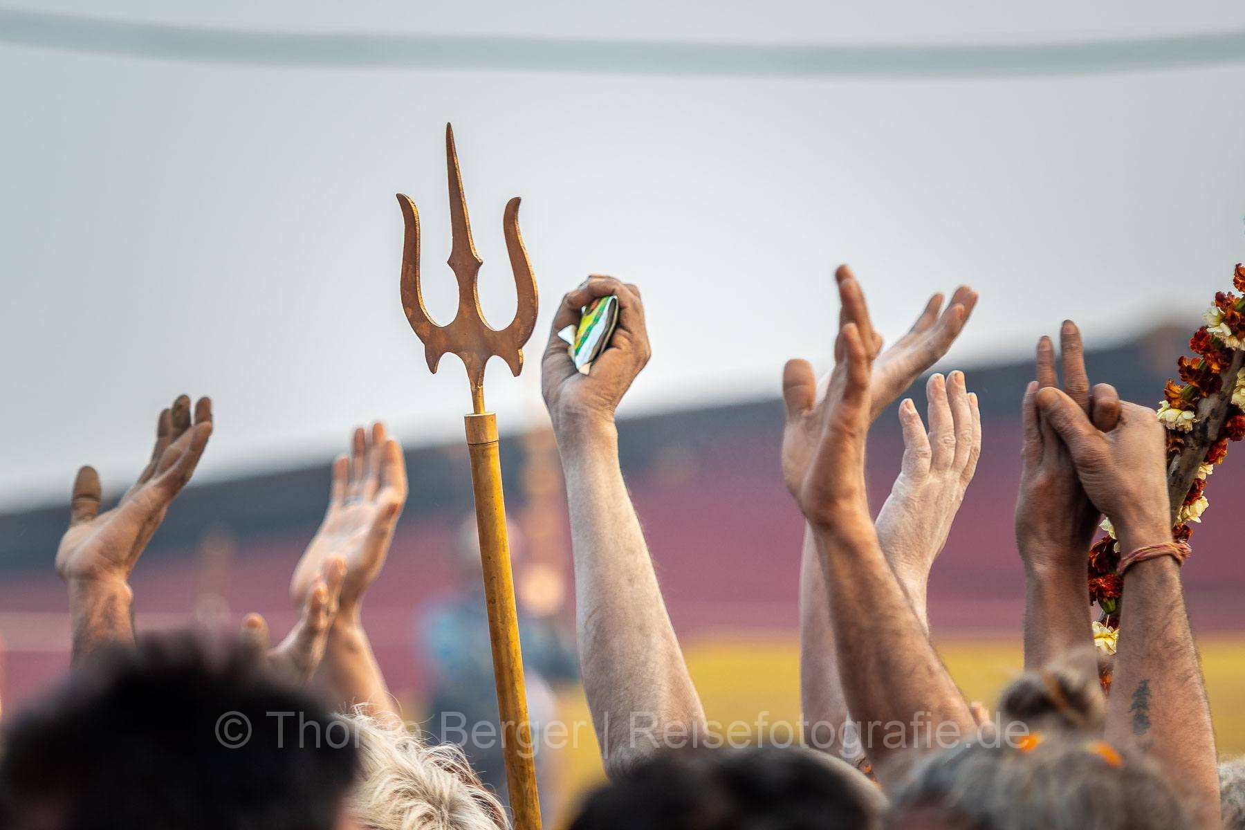 Hände und Dreizack - Ardth Kumbh Mela in Prayagraj 2019