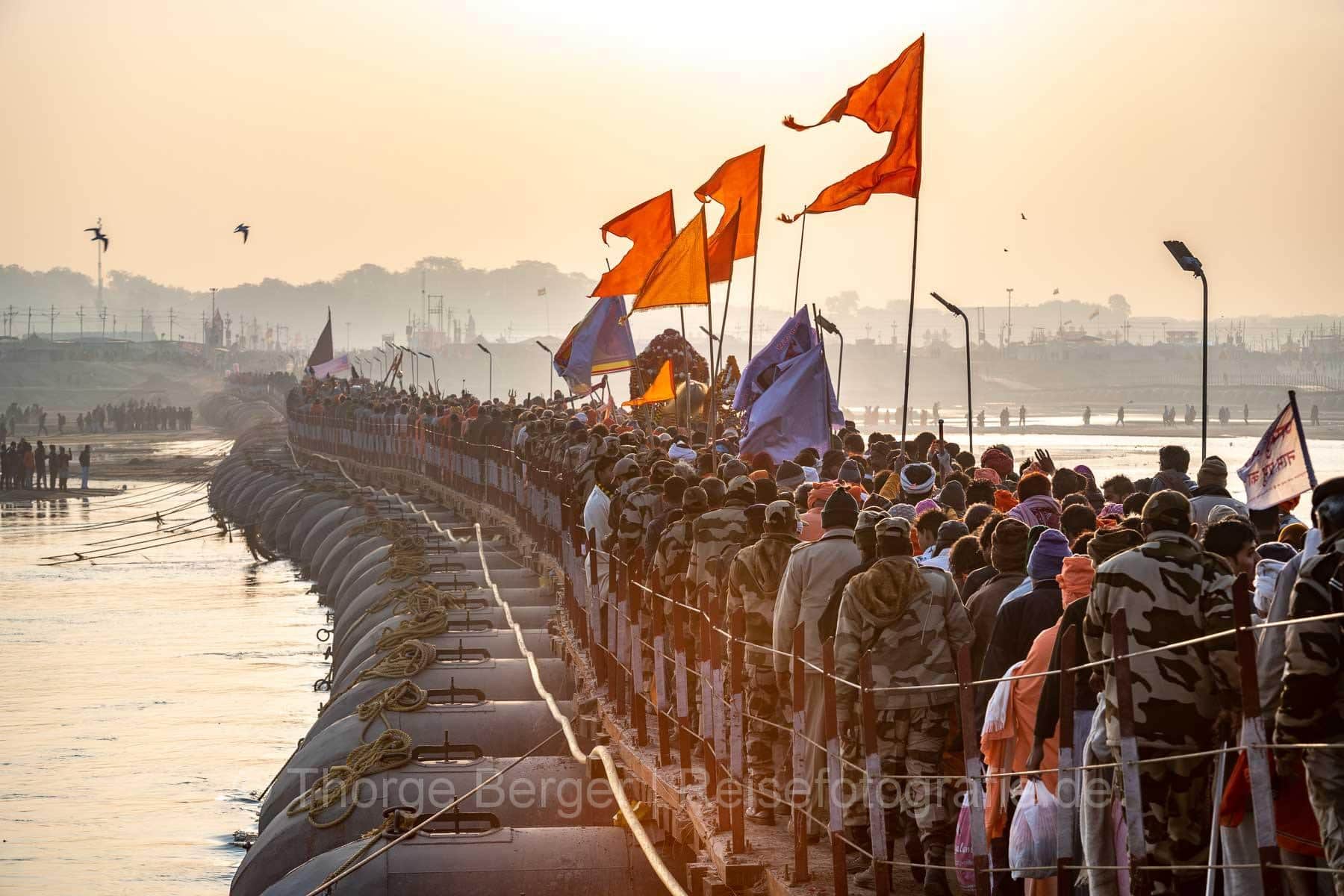 Menschenmassen auf einer Pontonbrücke -  Ardth Kumbh Mela 2019 in Prayagraj