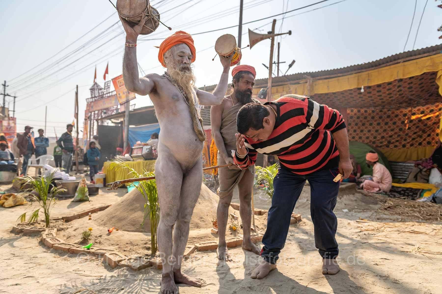 Mann verbeugt sich vor Sadhu - Ardth Kumbh Mela 2019 in Prayagraj