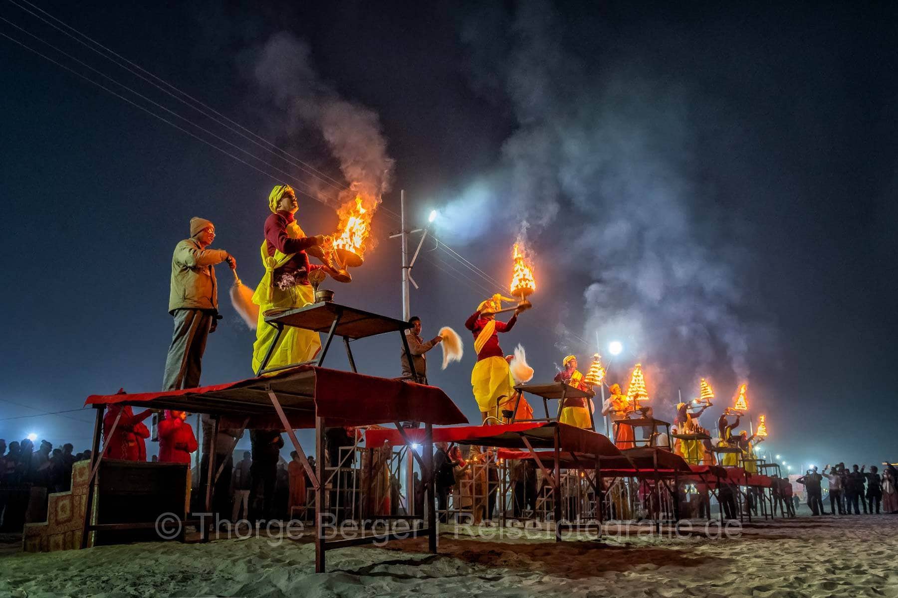 Abendgebet auf der Ardth Kumbh Mela in Praygraj 2019