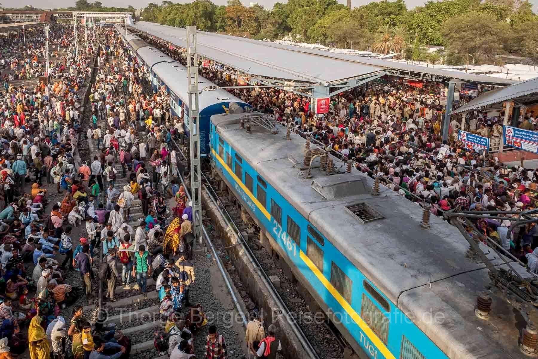 Menschenmassen bei der Abreise am Bahnhof - Kumbh Mela 2016 in Ujjain