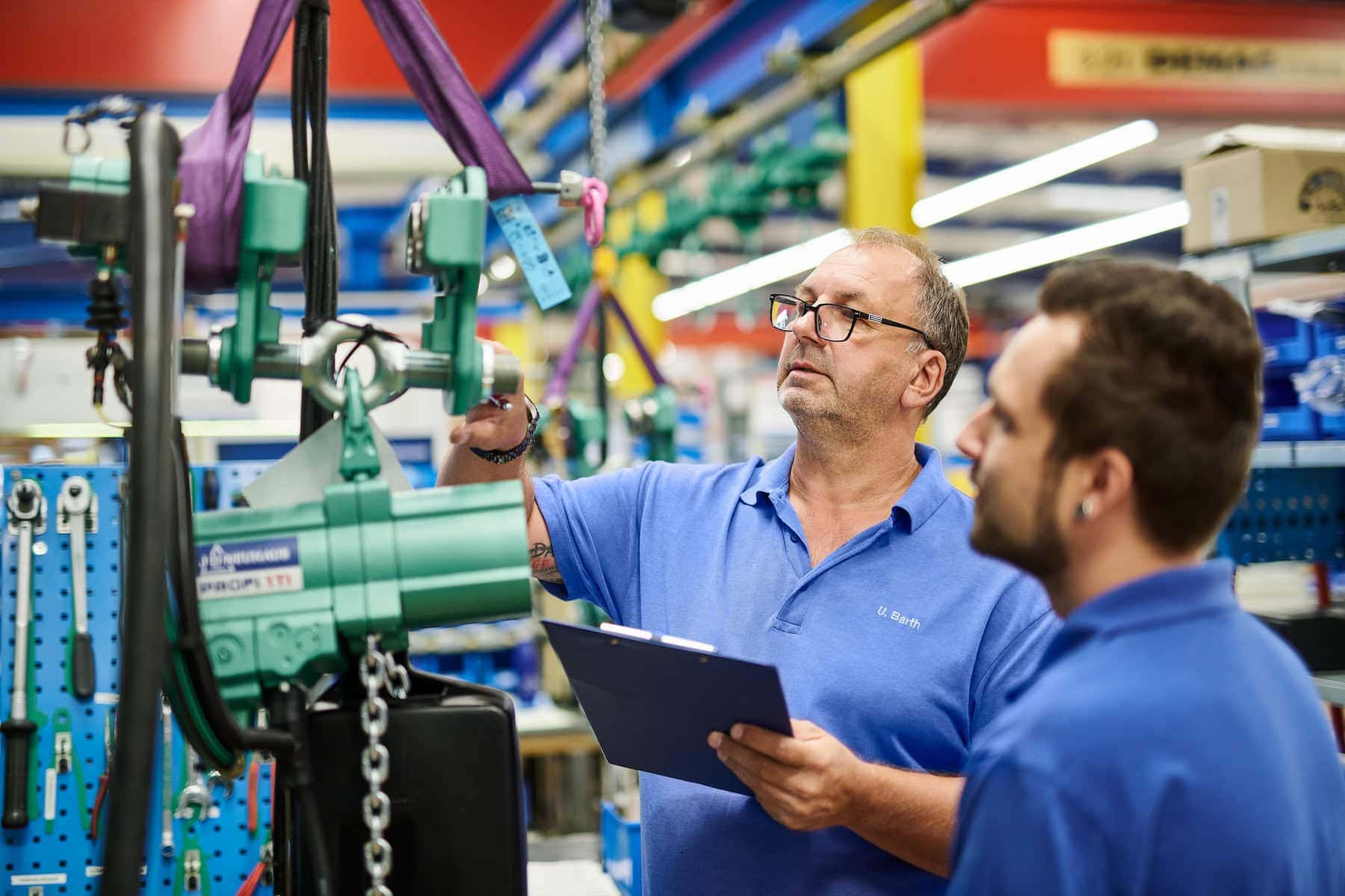 mielek fotograf dortmund Anfahrt,Wegbeschreibung,Fotograf,Dortmund mielek jd neuhaus 2024 0888 7 Zwei Menschen prüfen ein Produkt in einer Industrieproduktion. Das Mitarbeiterportrait zeigt die beiden Menschen am Arbeitsplatz