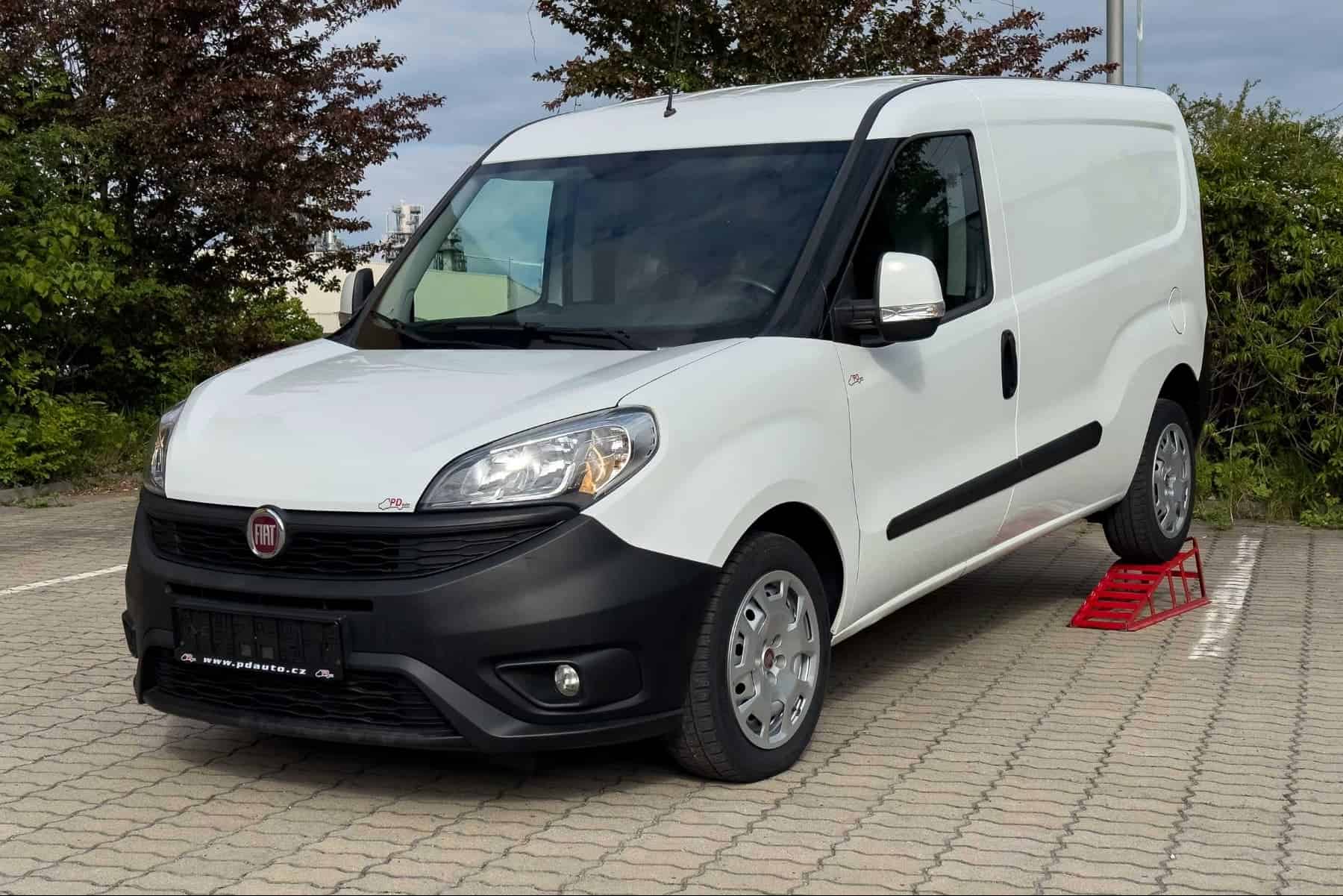 Bílý Fiat Doblo L2
