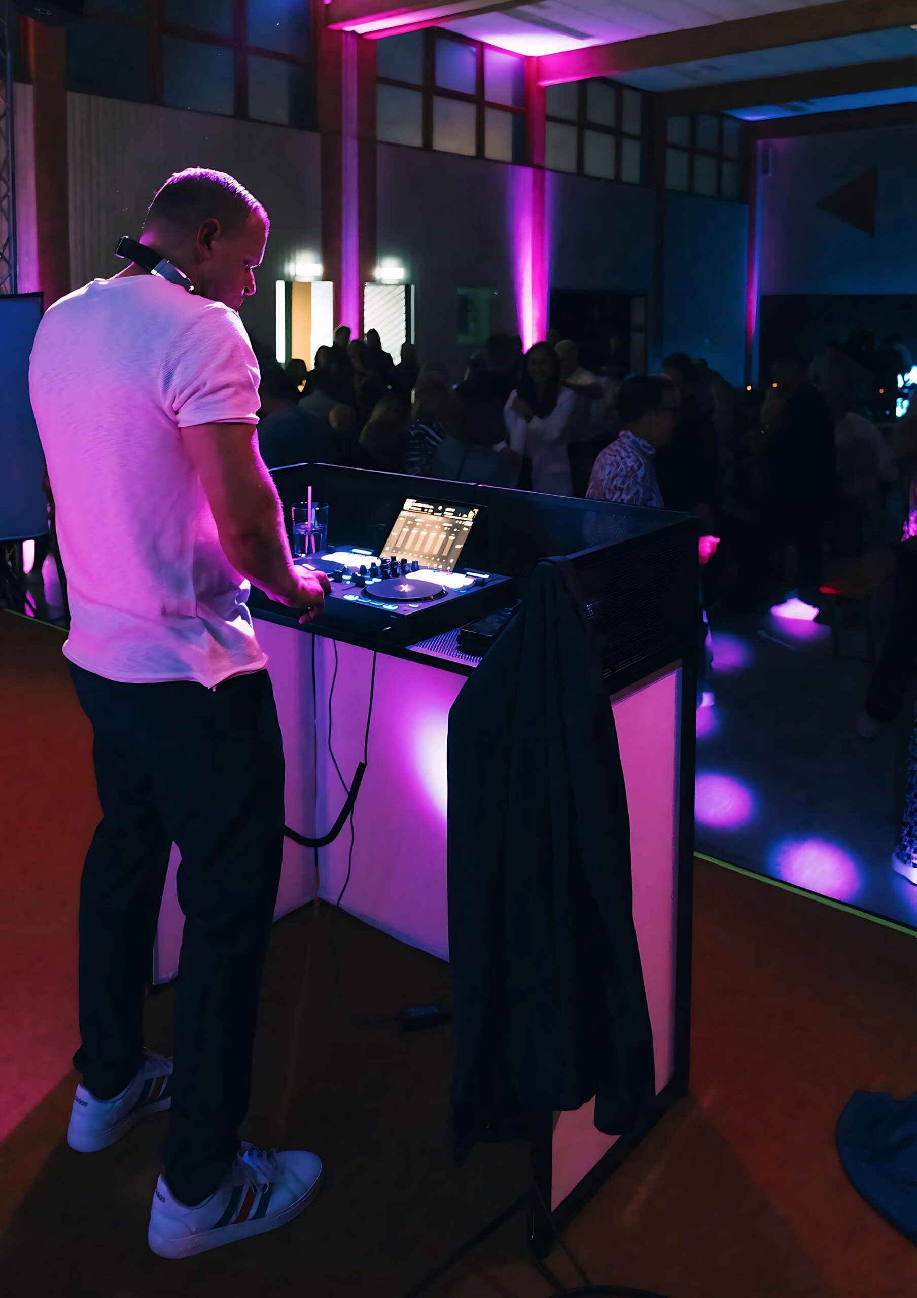 Professionelles DJ-Equipment von DJ Coachman für erstklassigen Sound und Stimmung in Augsburg und München.