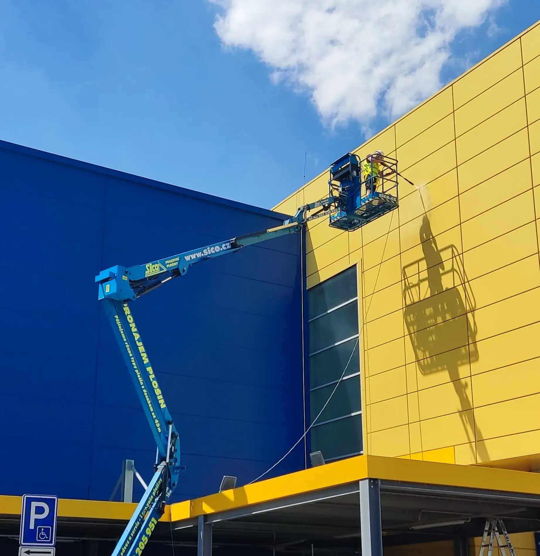 Tinteggiatura facciata in lamiera, punto vendita Ikea Budapest