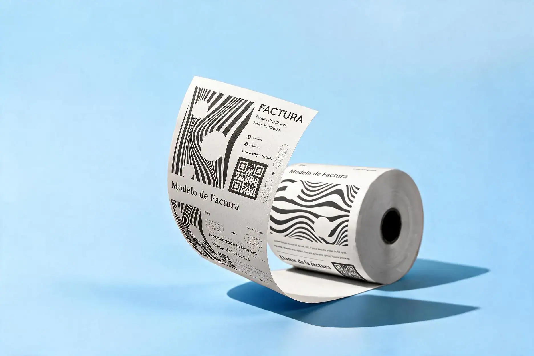 Rollo de papel térmico impreso con diseño de factura simplificada, código QR y patrones abstractos sobre fondo azul.