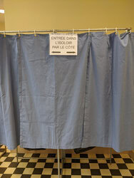 A la lecture du taux d'abstention très important du premier tour de l'élection municipale marqué par l'inquiétude légitime concernant le Coronavirus, la présidente de la Région Occitanie / Pyrénées-Méditerranée, Carole Delga, demande immédiatement l'annulation du second tour des élections municipales. « Jeudi soir, le président de la République a prononcé un discours très clair et garantissant les conditions de la tenue de l'élection. Mais l'annonce du premier ministre, samedi soir, n'était plus cohérente en matière sanitaire, le président de la République aurait dû reporter les élections. Après ce premier tour, marqué par une abstention historique pour des élections municipales, je maintiens ma position : face à l'urgence sanitaire, relayée par de nombreux médecins, le président de la République doit prononcer dès demain l'annulation du second tour des élections municipales. Il s'agit d'une mesure forte mais nécessaire pour garantir la santé de nos concitoyens. La France est forte et elle doit être aujourd'hui pleinement mobilisée pour endiguer la propagation de la pandémie qui nécessitera, sans nul doute, de nouvelles mesures exceptionnelles dans les jours à venir. » a déclaré Carole Delga. « Notre priorité aujourd'hui, c'est de préserver la santé des Français et limiter l'impact de cette pandémie sur nos entreprises. Nous devons nous battre pour les soutenir et sauvegarder les emplois sur notre territoire. Nous avons eu une réunion ce matin à la préfecture de région. Nous mettons en place un numéro d'appel unique permettant aux entreprises de s'informer et d'être guidées dans les différentes aides qui sont mises en place pour le chômage partiel, les aides à la trésorerie, les garanties d'emprunt. La Région débloque dès à présent 10 M€ pour mettre en place deux fonds. L'un d'intervention directe pour les entreprises ayant peu de trésorerie, qui répond surtout aux difficultés des indépendants. Le second est un fonds de garantie auprès des banques pour permettre aux entreprises de faire l'avance des salaires dans l'attente du versement par l'Etat du chômage partiel. Enfin, je réitère ma demande au gouvernement d'exonération totale des charges sociales et fiscales. » a conclu la présidente de Région.