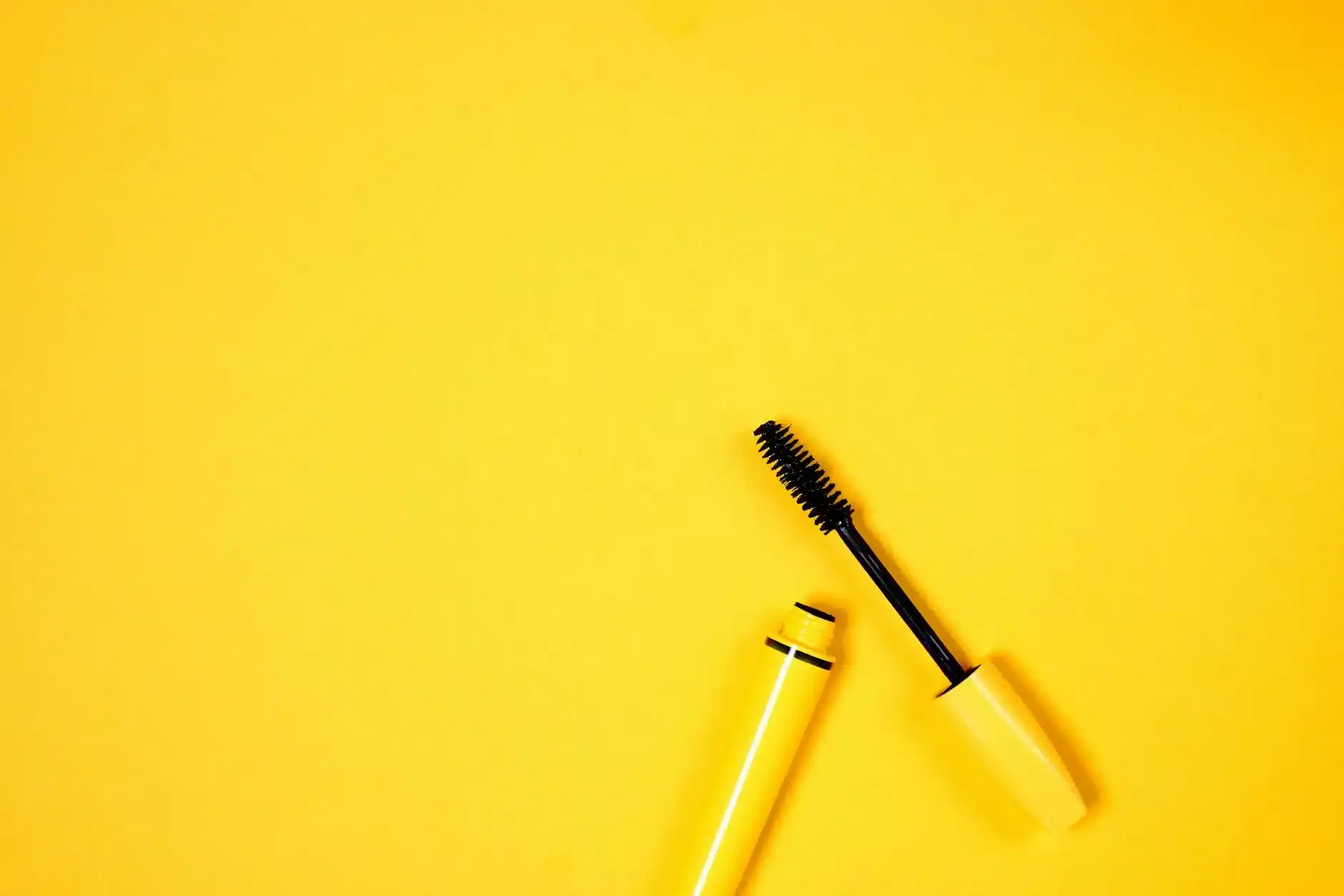 6 個 松本清必買好物 | 化妝師實測推薦 15 yellow mascara on yellow background