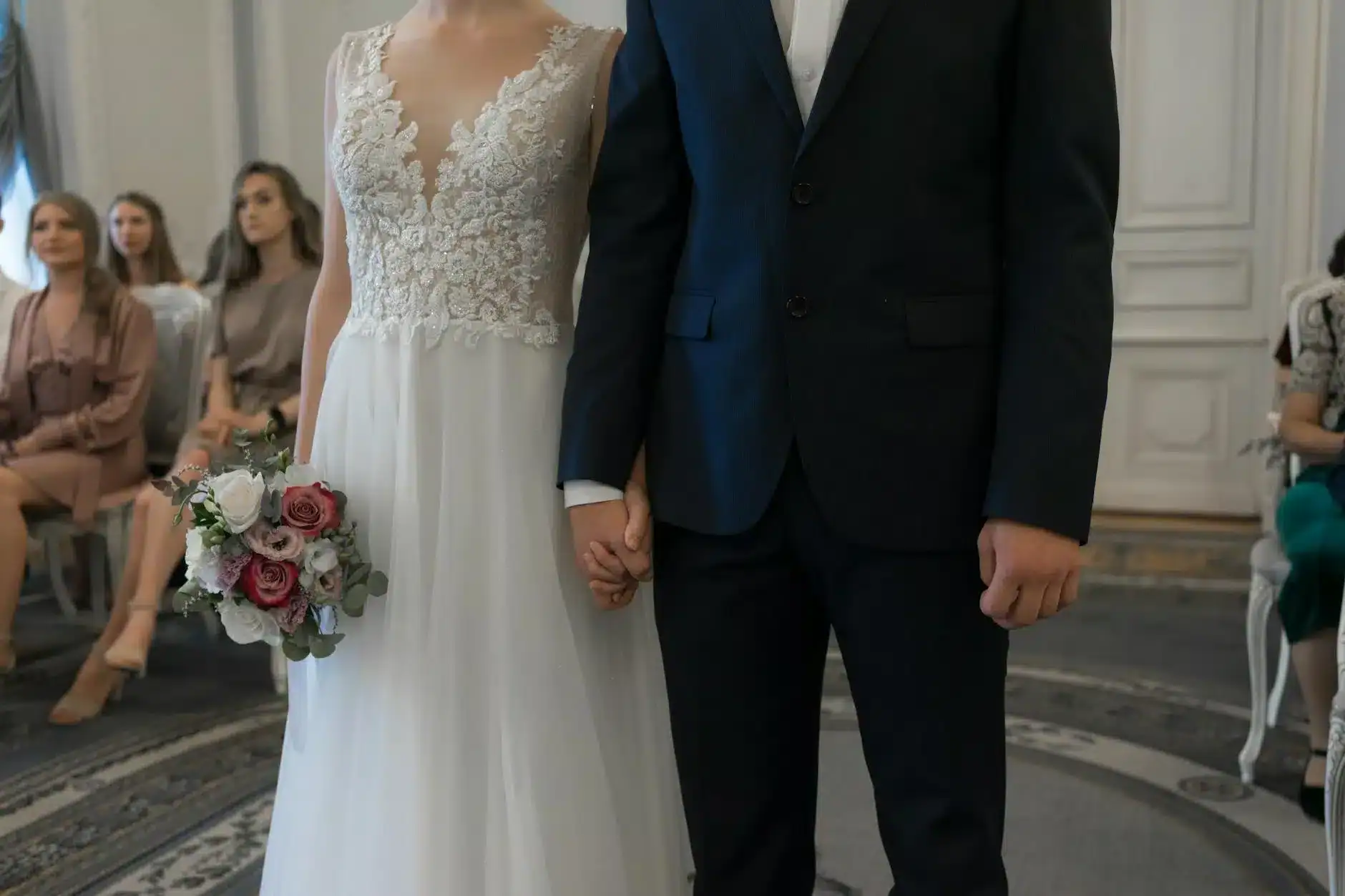 10個婚禮隱形炸彈|第一個已經炸你$3000 8 a bride and a groom holding each others hand