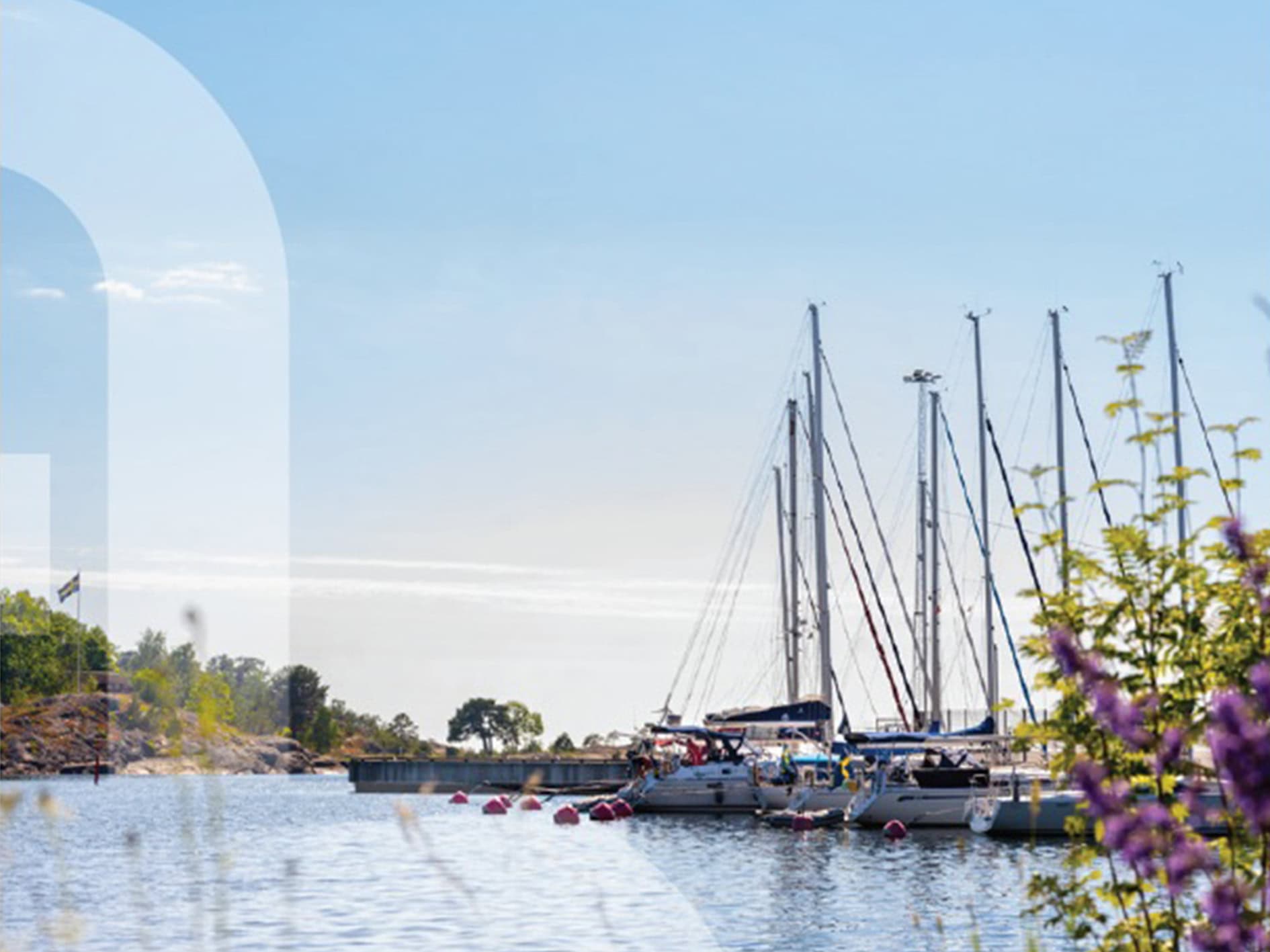 Del av framsidan av Norrtälje Energis årsredovisning och hållbarhetsrapport för 2024. Omslaget har en ljusblå himmel med vit text och en bild av en småbåtshamn med segelbåtar förtöjda vid bryggan.