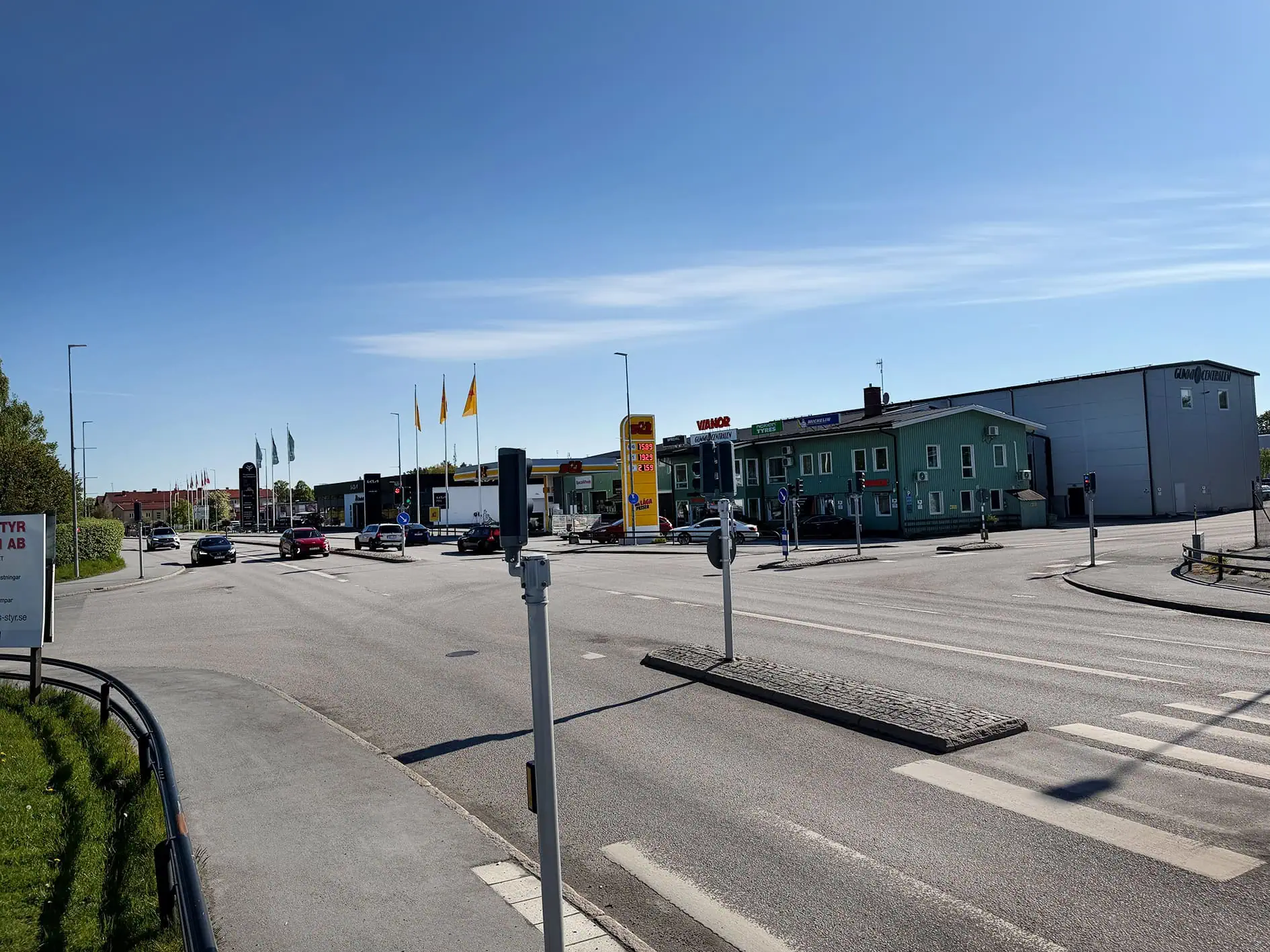 Vägkorsning en sommardag.