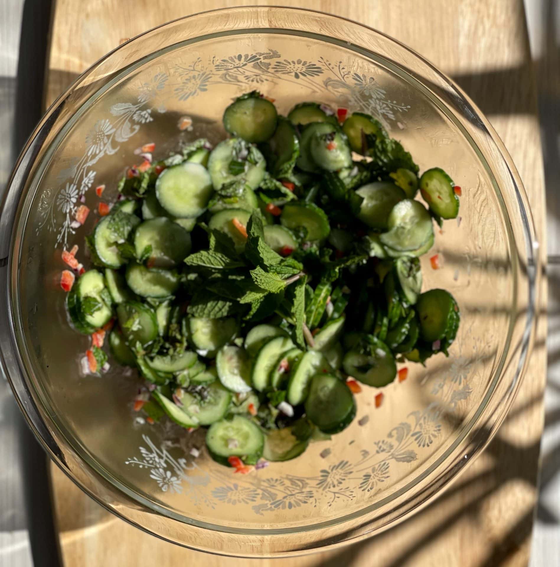 Salade de concombre menthe fraîche et vinaigrette à l’ail noir