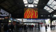 Flag Metamorphoses, Animationen aus der partizipativen Serie, auf LED-Videoboard, zwischen Nachrichten und Werbung, Zürich Hauptbahnhof, 2006