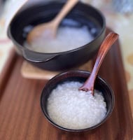 白粥が土鍋とお椀に入ってお盆に乗っている