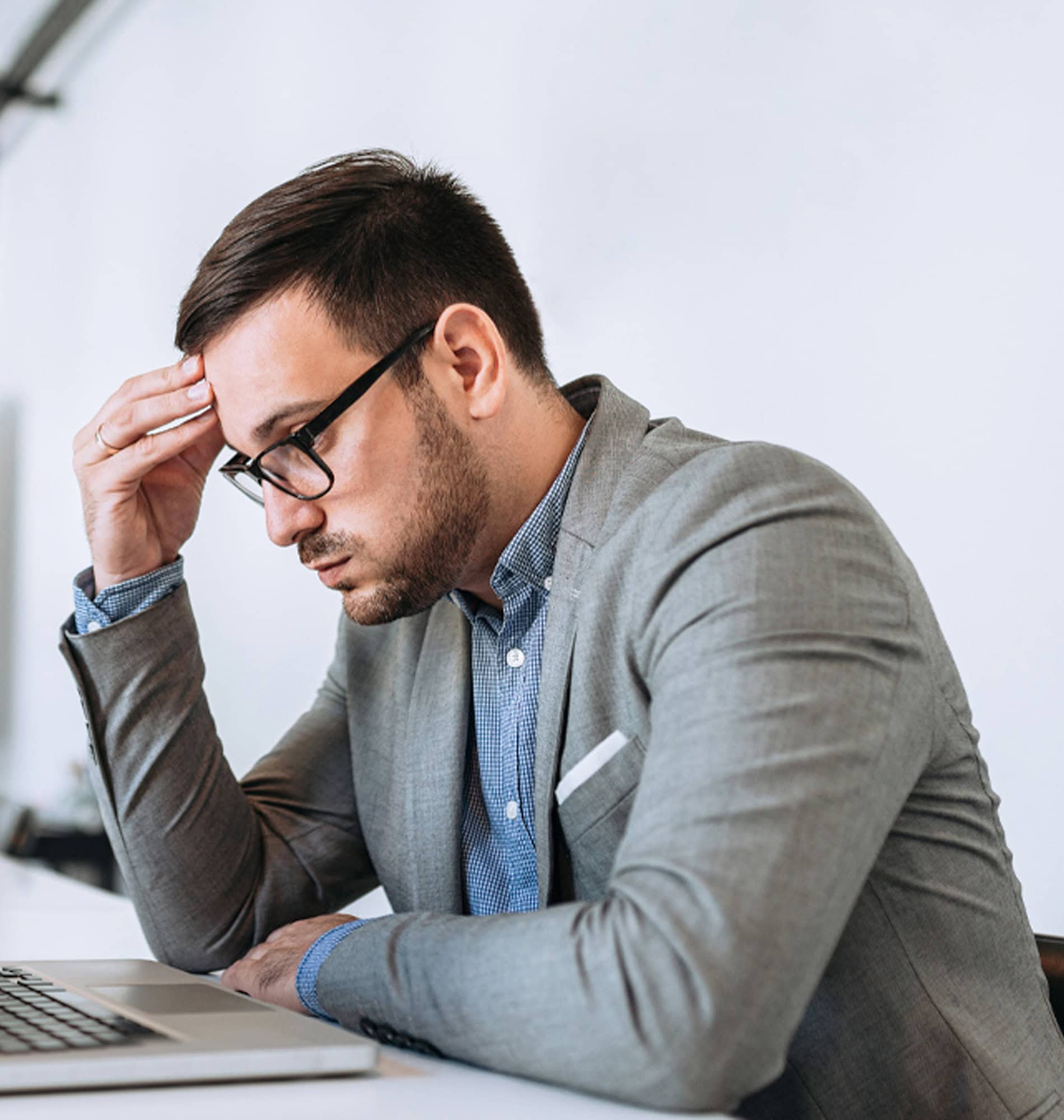 Confusion, forgetfulness, and a loss of attention and mental clarity are all symptoms of brain fog.