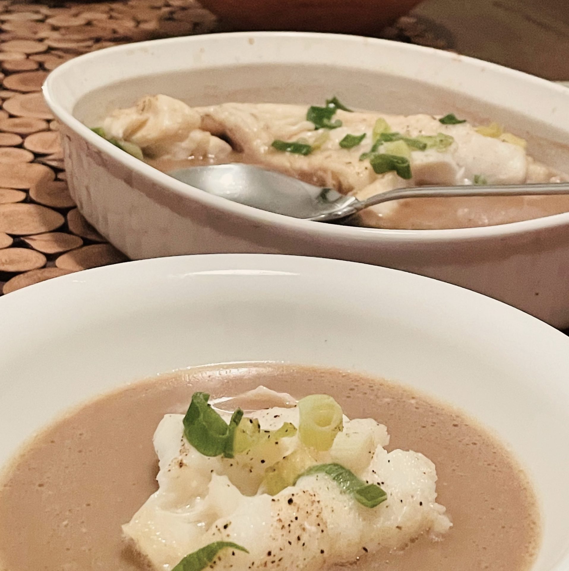 Morue pochée au bouillon style miso avec purée d'ail noir