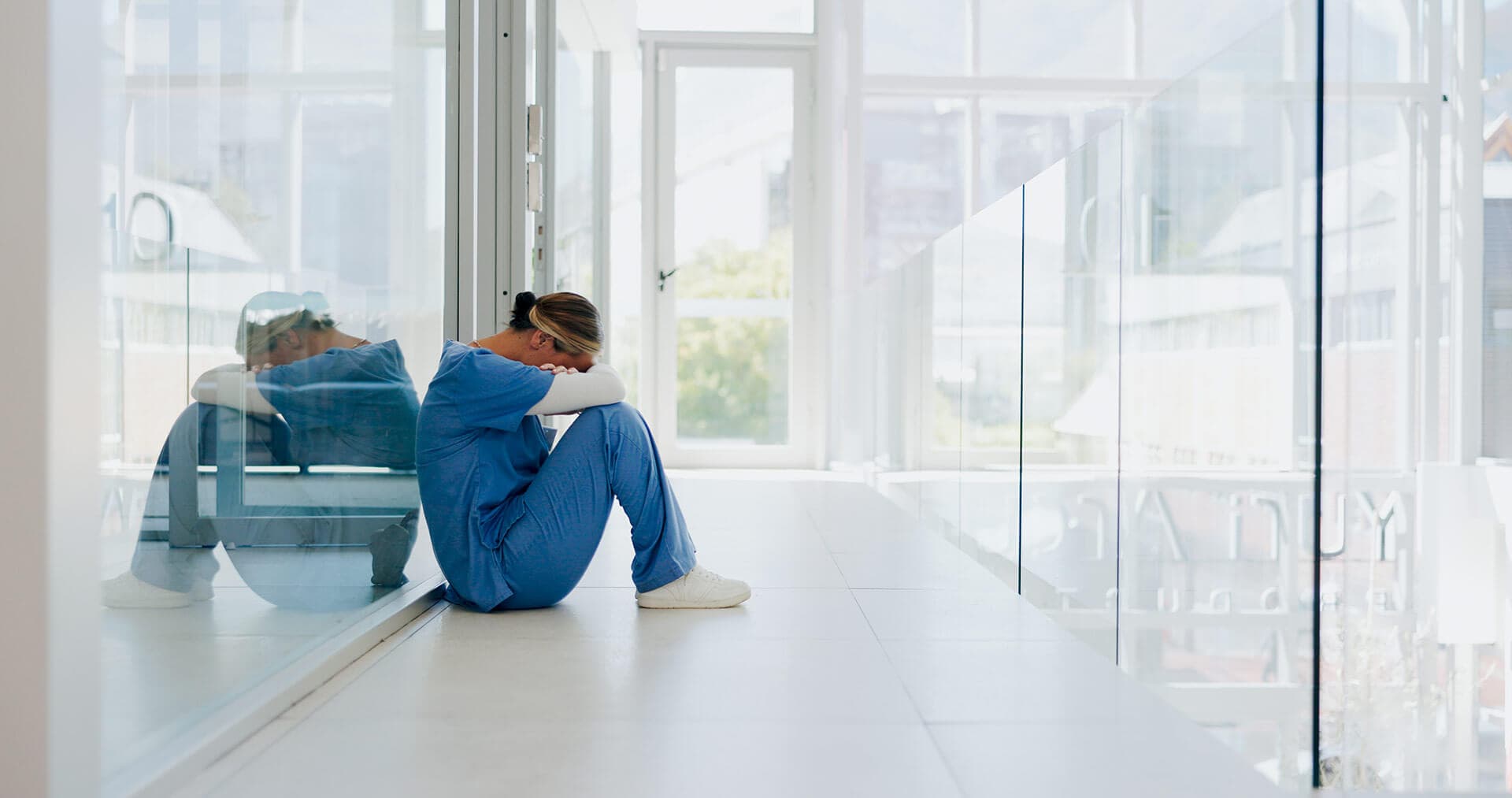 El burnout médico es una condición caracterizada por un agotamiento emocional y físico, una sensación de desconexión o cinismo hacia el trabajo y una percepción de baja realización personal