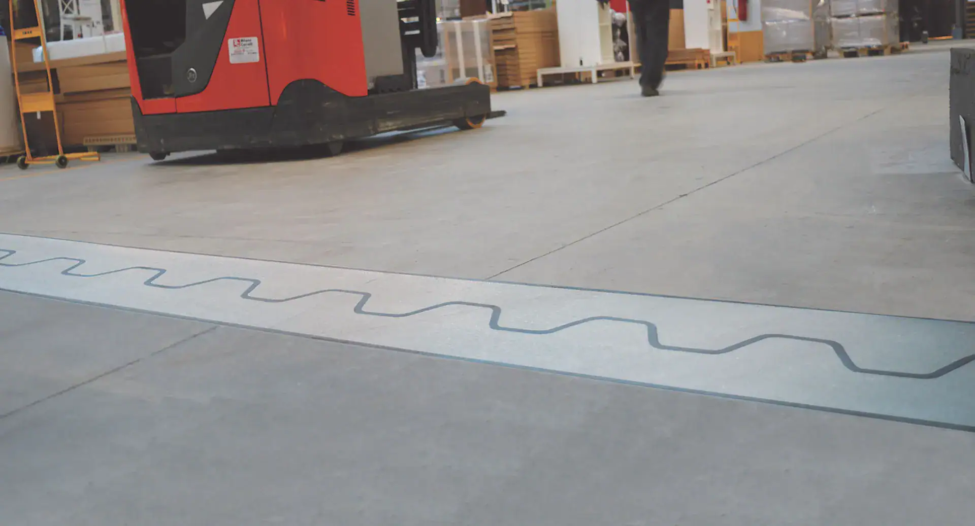 Smart Joint® installato su pavimento industriale in resina da Prima Pavimenti per il ripristino dei giunti di costruzione nei magazzini Ikea Italia