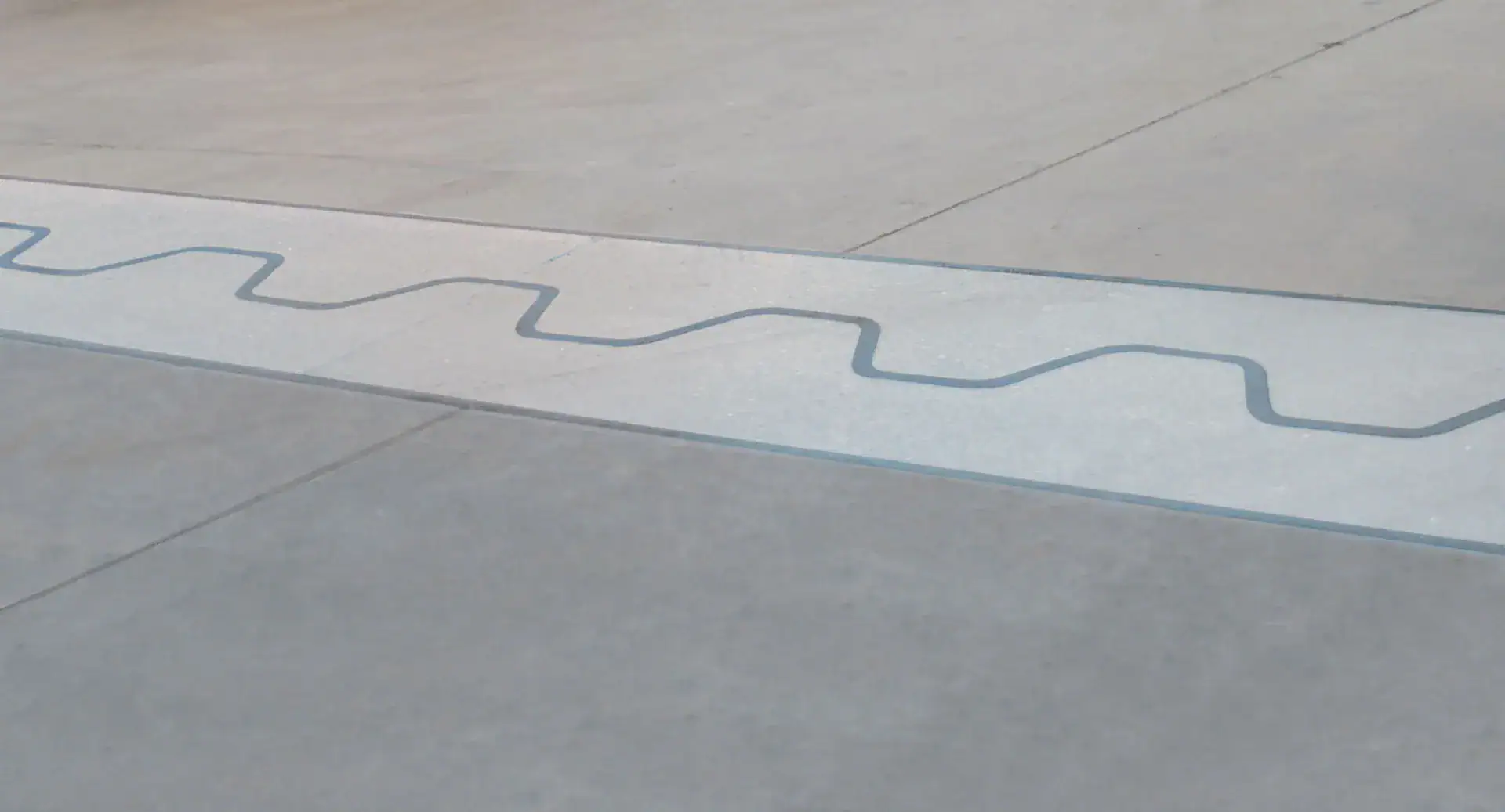 Smart Joint® installato su pavimento industriale in resina capannone Prima Pavimenti — giunto di dilatazione in alluminio che assorbe i movimenti differenziali del supporto, protegge i bordi del rivestimento da scheggiature e distacchi e resiste al traffico continuo di carrelli elevatori e transpallet