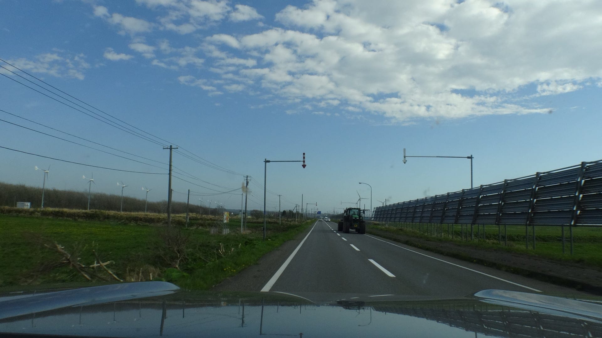 77.風力発電と防雪柵が並ぶオロロンライン