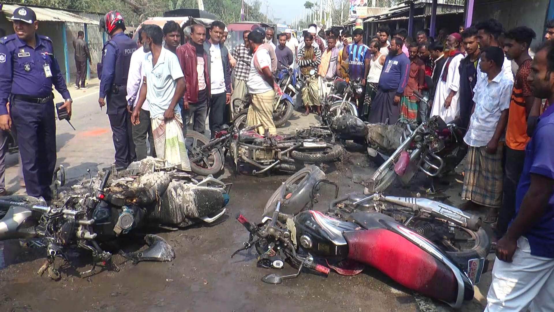 সিরাজগঞ্জ সংঘর্ষ ও ১২টি মোটরসাইকেলে অগ্নিসংযোগ: বিএনপির ৩৮৬ নেতাকর্মীর জামিন