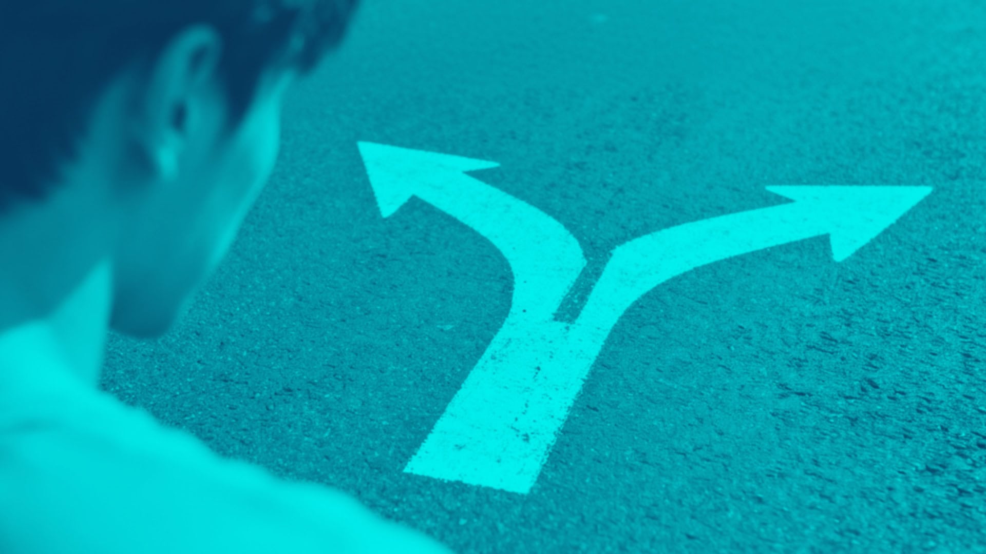 Ein Wegweiser, der zwei Wege zeigt und die Wahl zwischen der Aufbewahrung und der Löschung eines Facebook-Kontos darstellt.