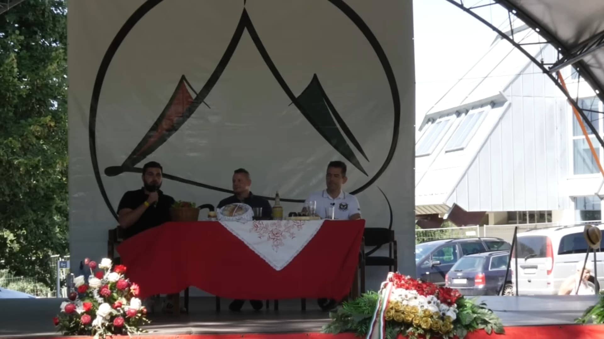 A nagyszínpadon kapott helyet a "Veszélyek és lehetőségek az EU-n belül és kívül" című előadás a Magyarok Országos Gyűlése (MOGY) zárónapján. A beszélgetés során Novák Előd, a Mi Hazánk alelnöke és Tóth Máté energiajogász járták körül hazánk EU-tagságának különböző aspektusait. Az előadást Horváth Tamás, a Magyar Jelen főszerkesztője moderálta.
