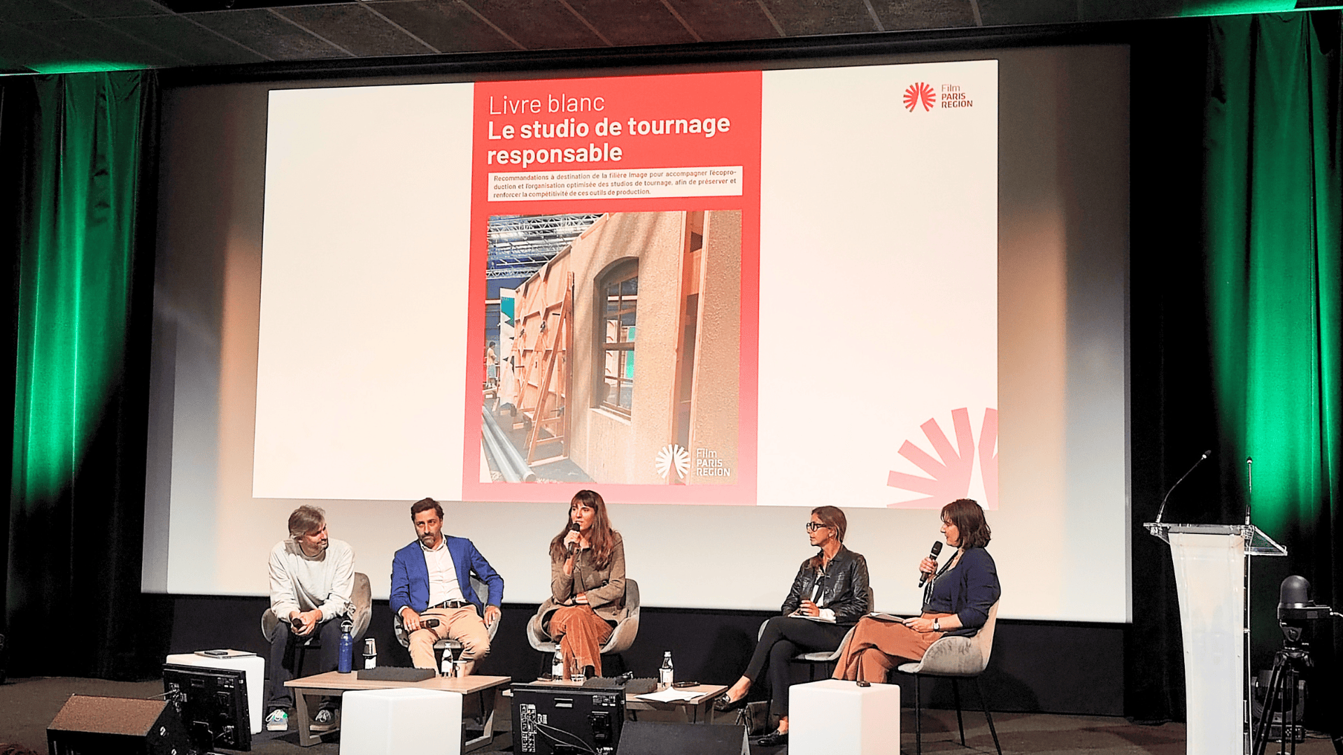Sur la scène du CNC : Juliette Lambours, responsable de production pour la France chez Netflix ; Aline Panel, présidente et productrice d’Authentic Prod ; Vincent Pellerin, coordinateur d’éco-production, et Rémi Préchac, président d’Abside Group, sous la modération de Joanna Gallardo, Film Paris Region.