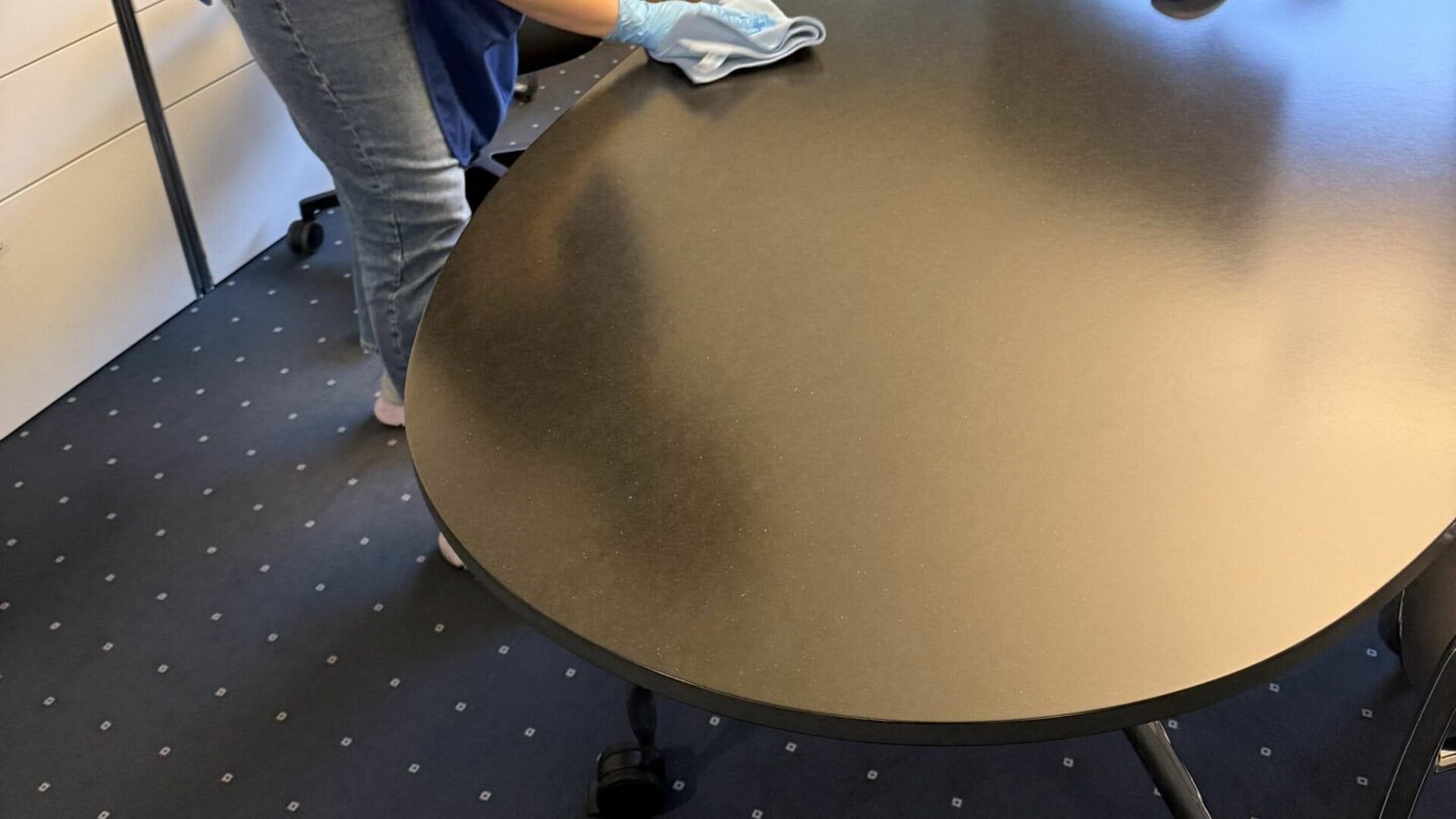 MK Mitarbeitern an einer Büroreinigung