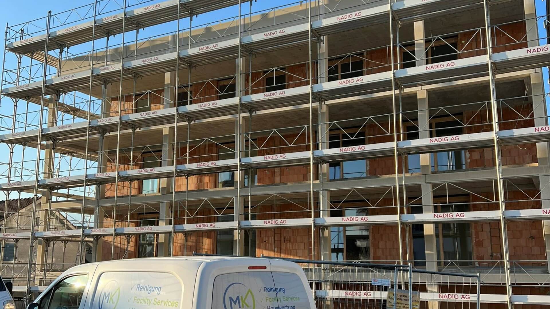 Baureinigung Neubau MK Reinigung Fahrzeug auf dem Bau