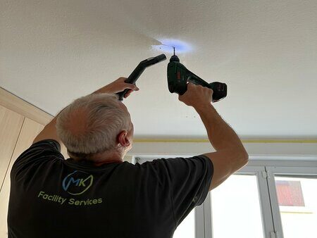 Handwerksarbeiten MK Mitarbeiter An Der Arbeit