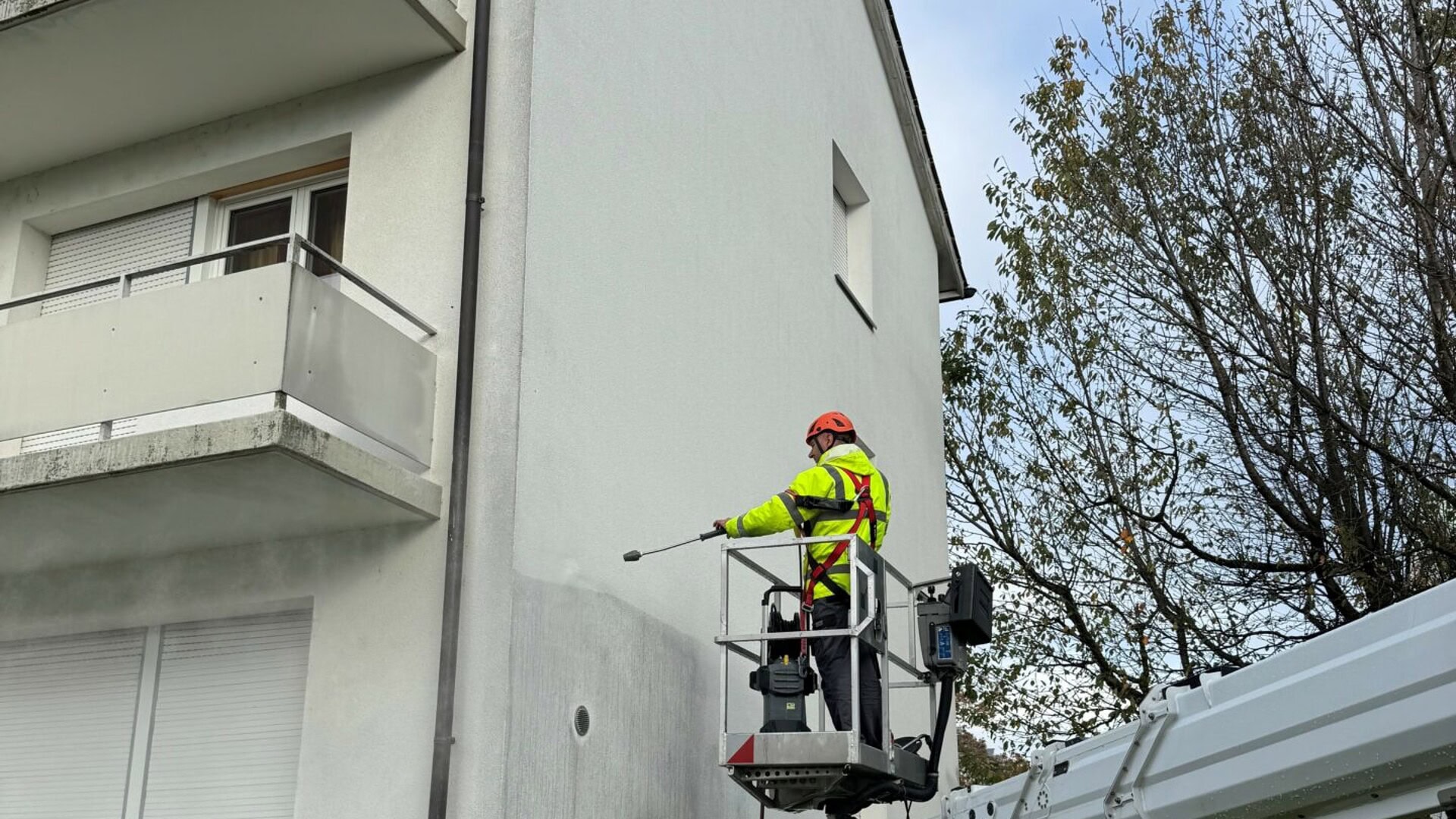 Professionelle Fassadenreinigung Mitarbeiter auf Hebebühne