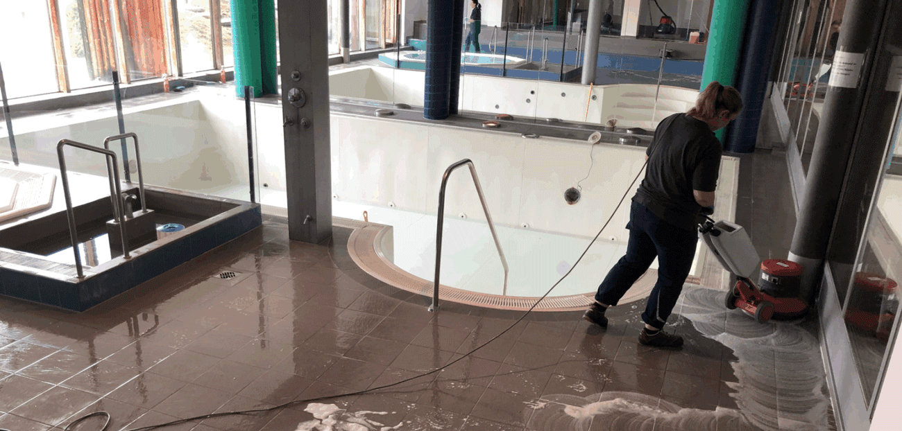Schwimmbäderreinigung