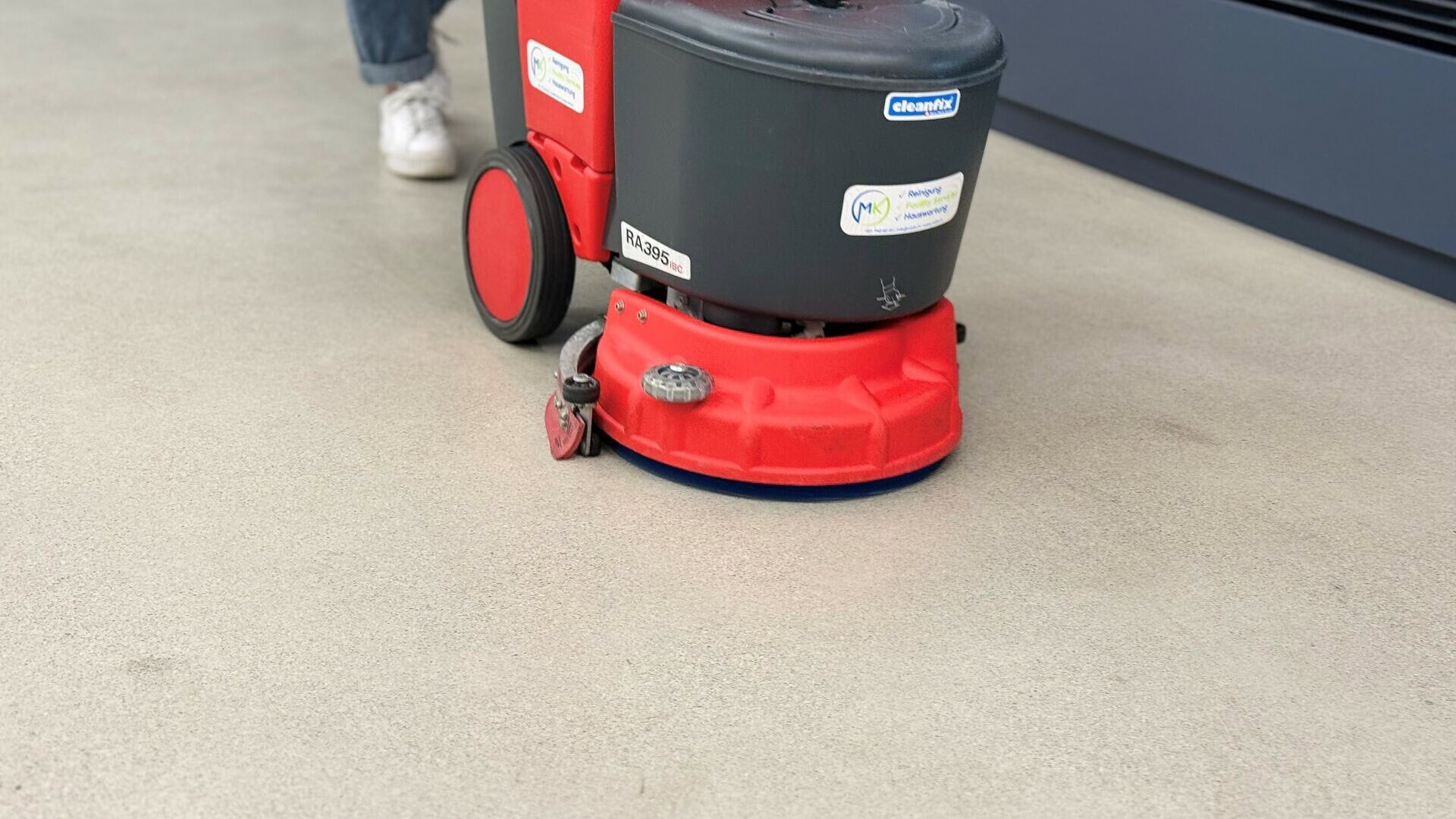 Mitarbeiter mit Bodenreinigungsgerät