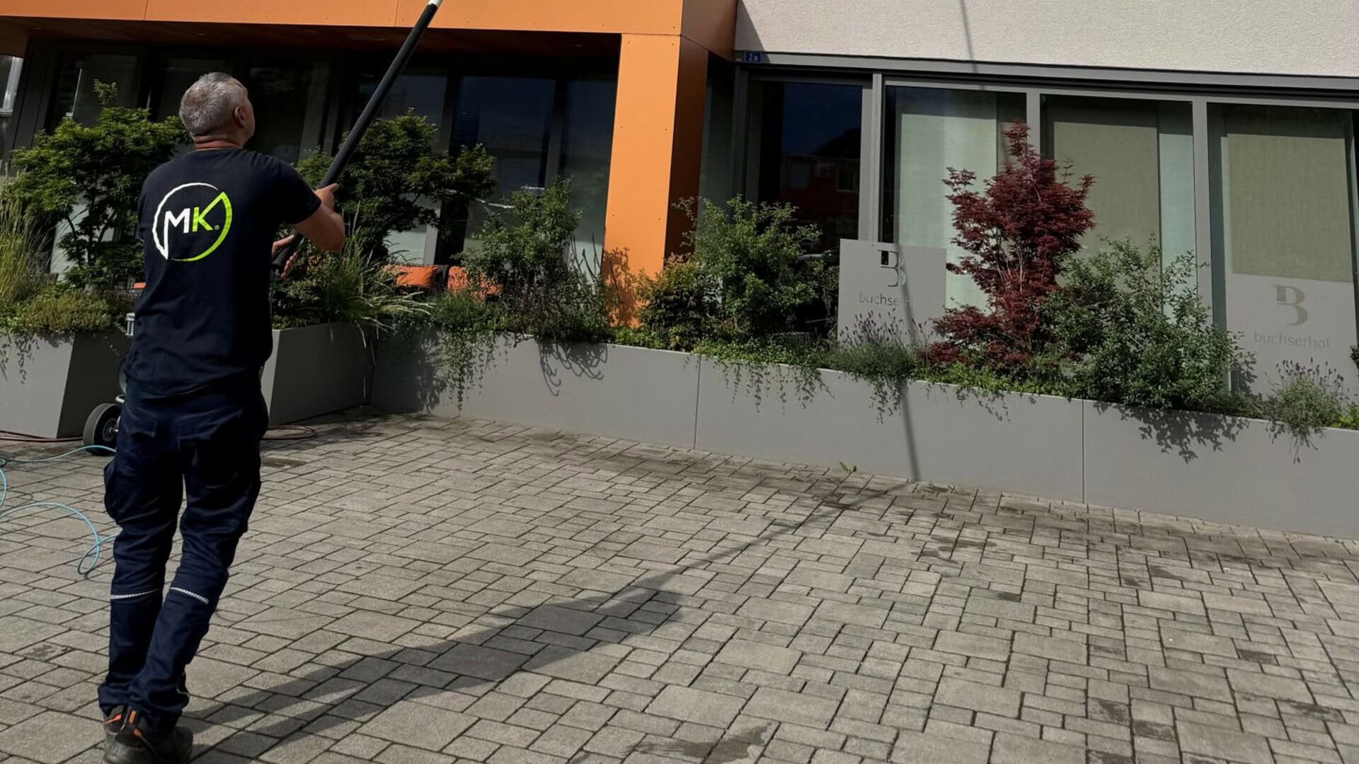Mitarbeiter Am Fensterputzen