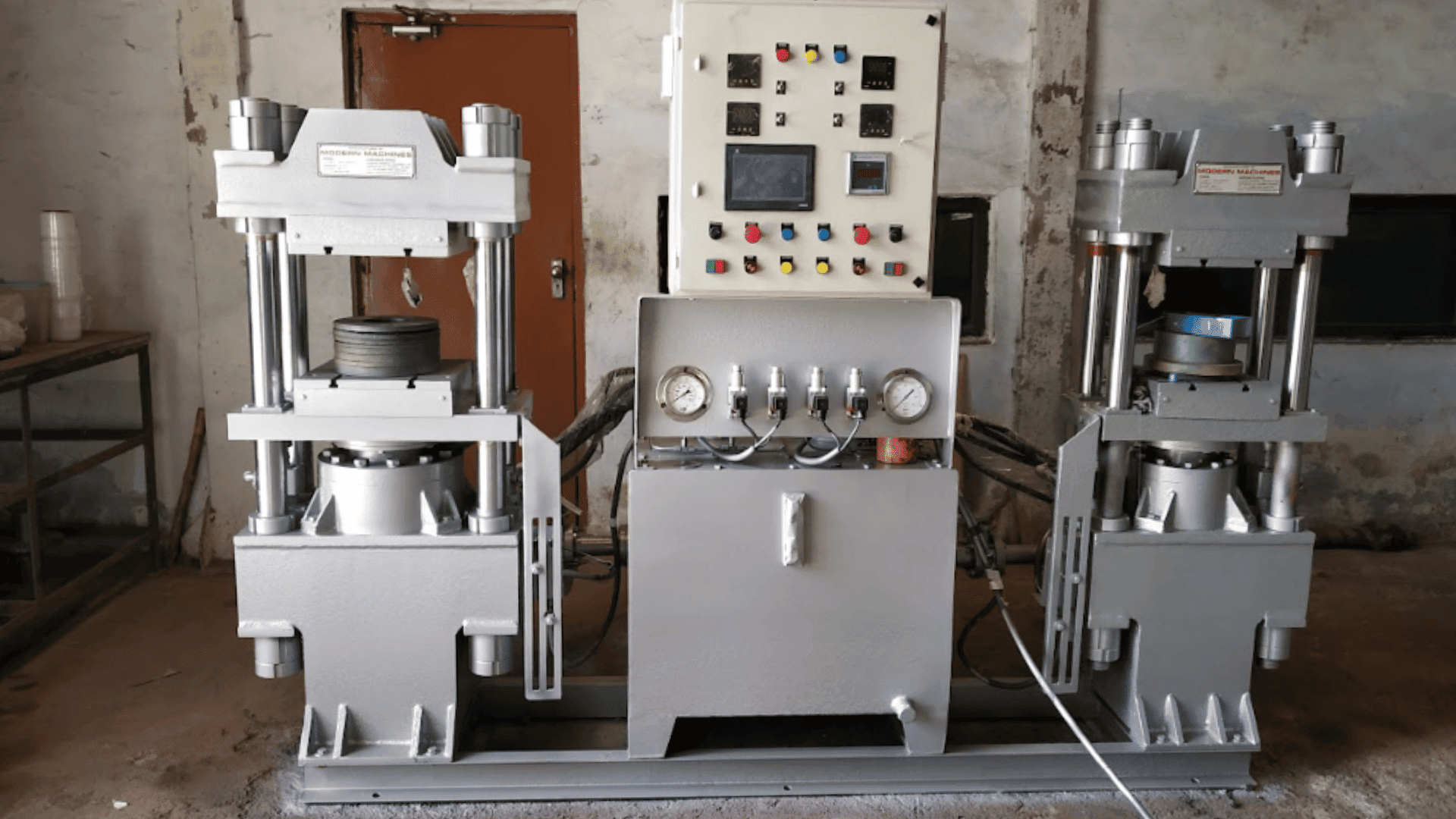 Modern Machine Hydraulic Press Platens - Precision Heating Plates for Uniform Rubber Vulcanizing.