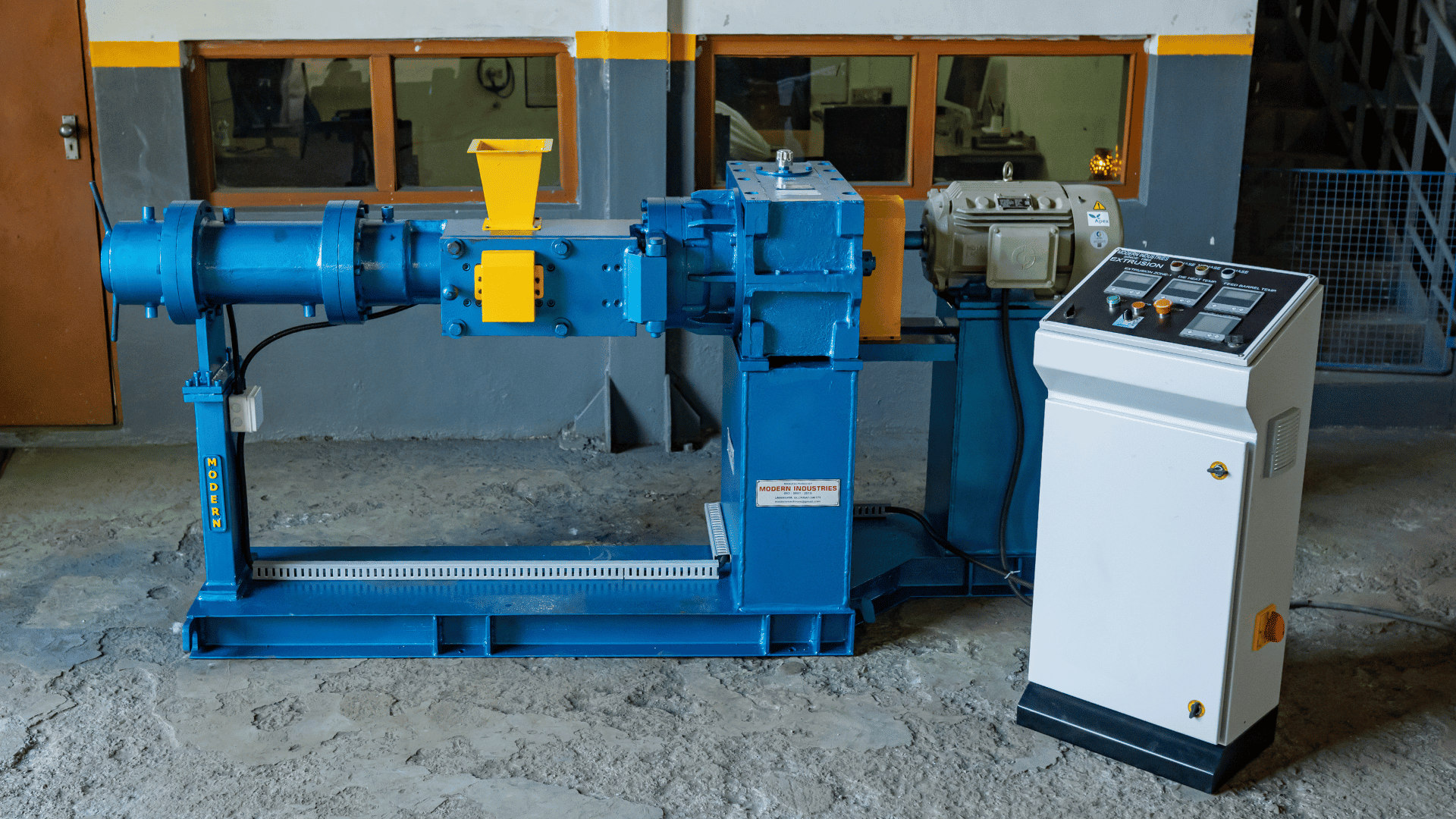 Modern Machine Rubber Extruding Machine - Cold Feed Extruder for Profile Production.