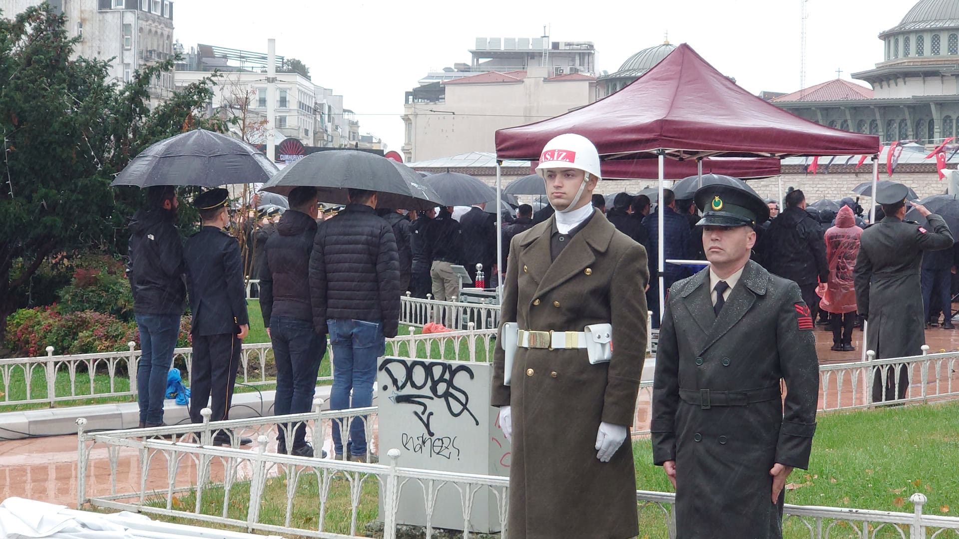 警護する制服組2名