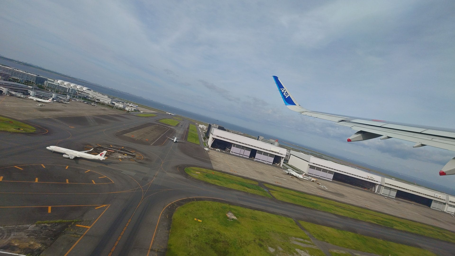 離陸直後に見た羽田空港滑走路とANAの翼