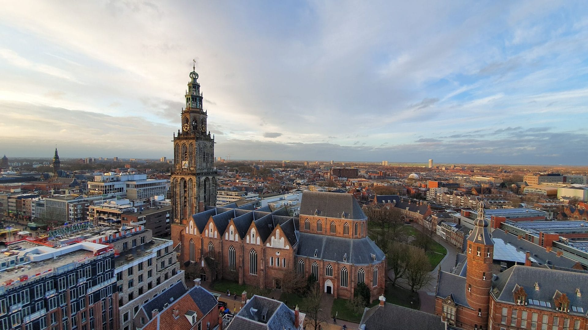 Luchtfoto van de Martinitoren en de binnenstad van Groningen