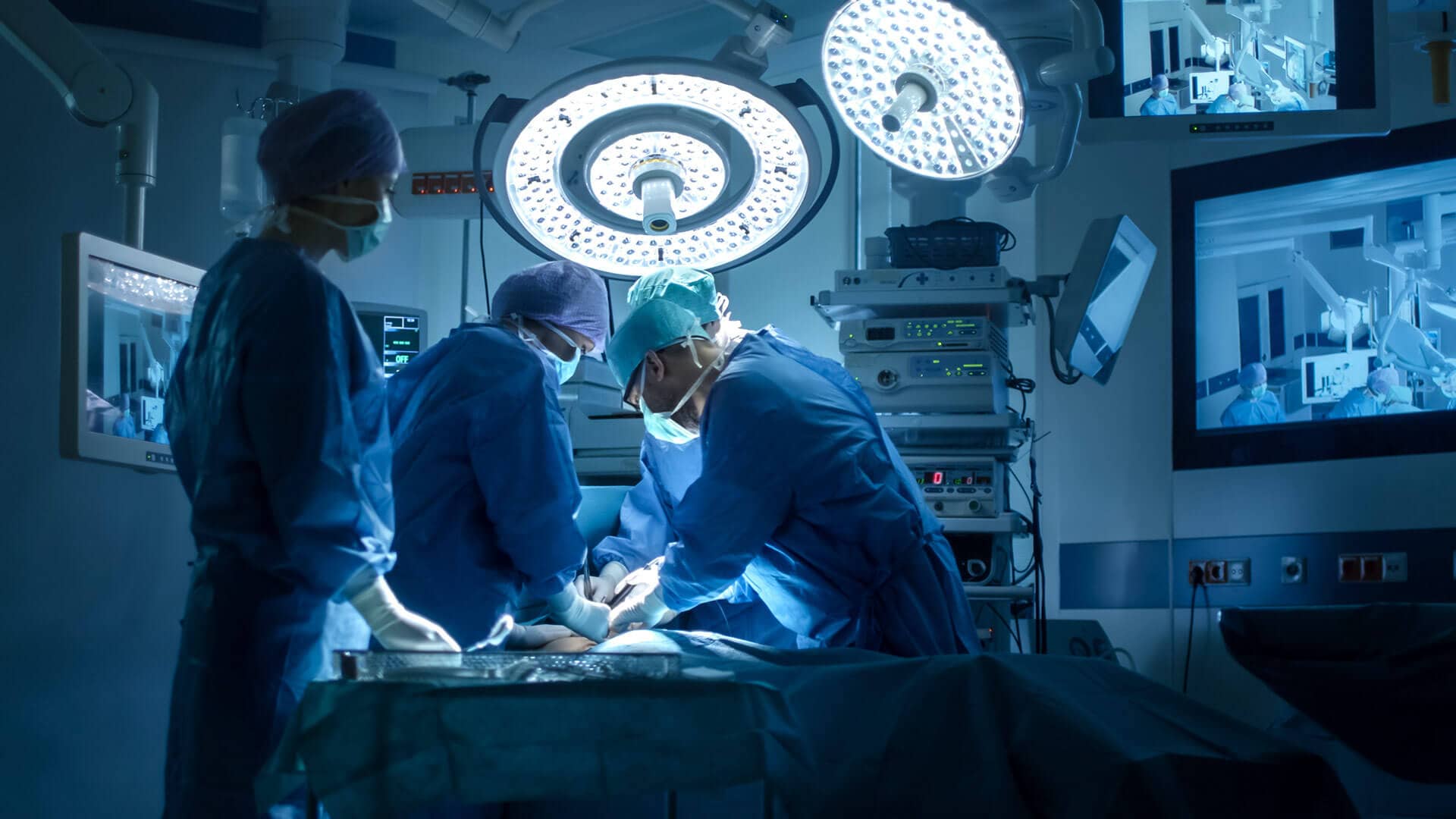 Los sistemas de alimentación ininterrumpida (SAI) como los que suministramos desde ETKHO a hospitales están protegiendo prácticamente la totalidad de los servicios dentro de un hospital: quirófanos, UCIs, urgencias, diagnóstico, hemodiálisis, habitaciones...