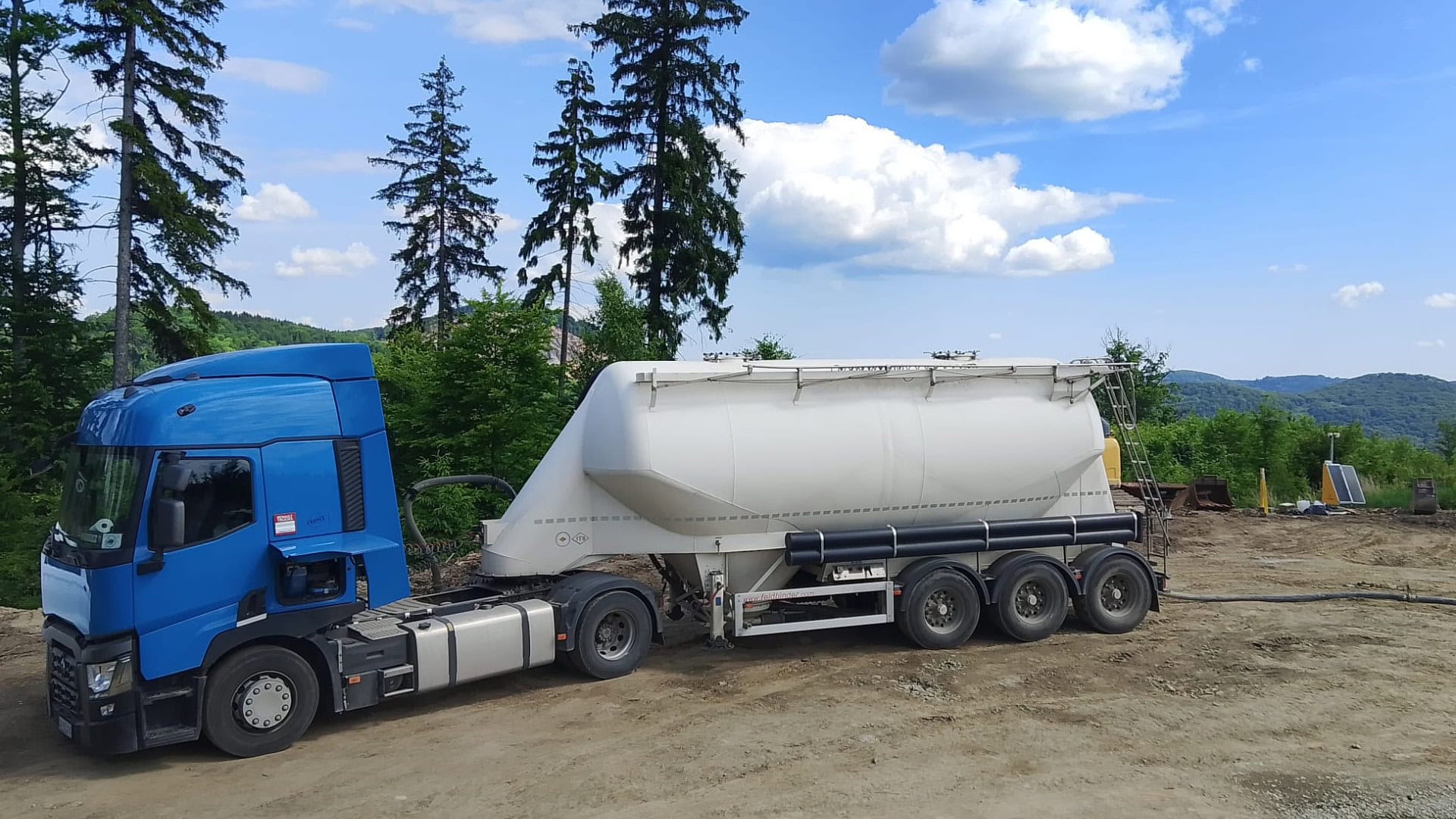 Baner case study: terminowa dostawa cementu przy stabilizacji gruntu w Rynarcicach — ciężarówka z silosem